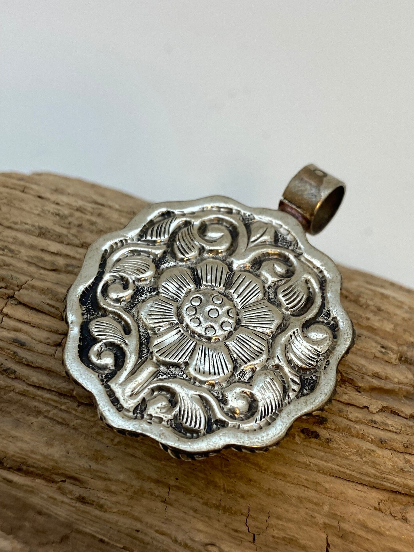 Flower pendant,mother of pearl, handcrafted, Tibetan silver,ethnic,Nepal