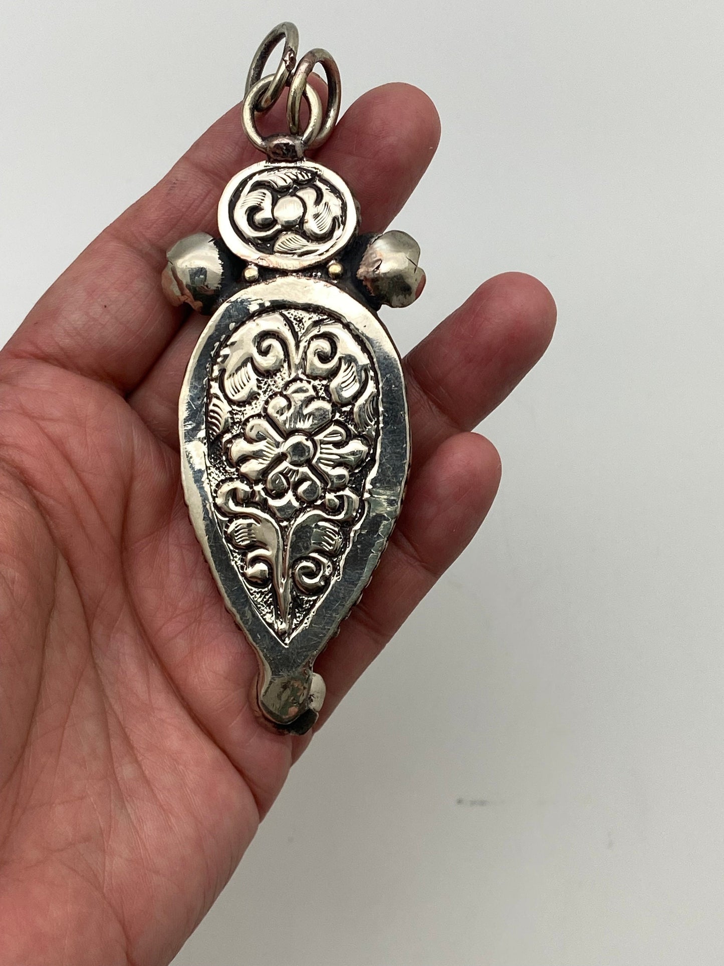 Handcrafted Labradorite Pendant: Tibetan Silver Floral Design