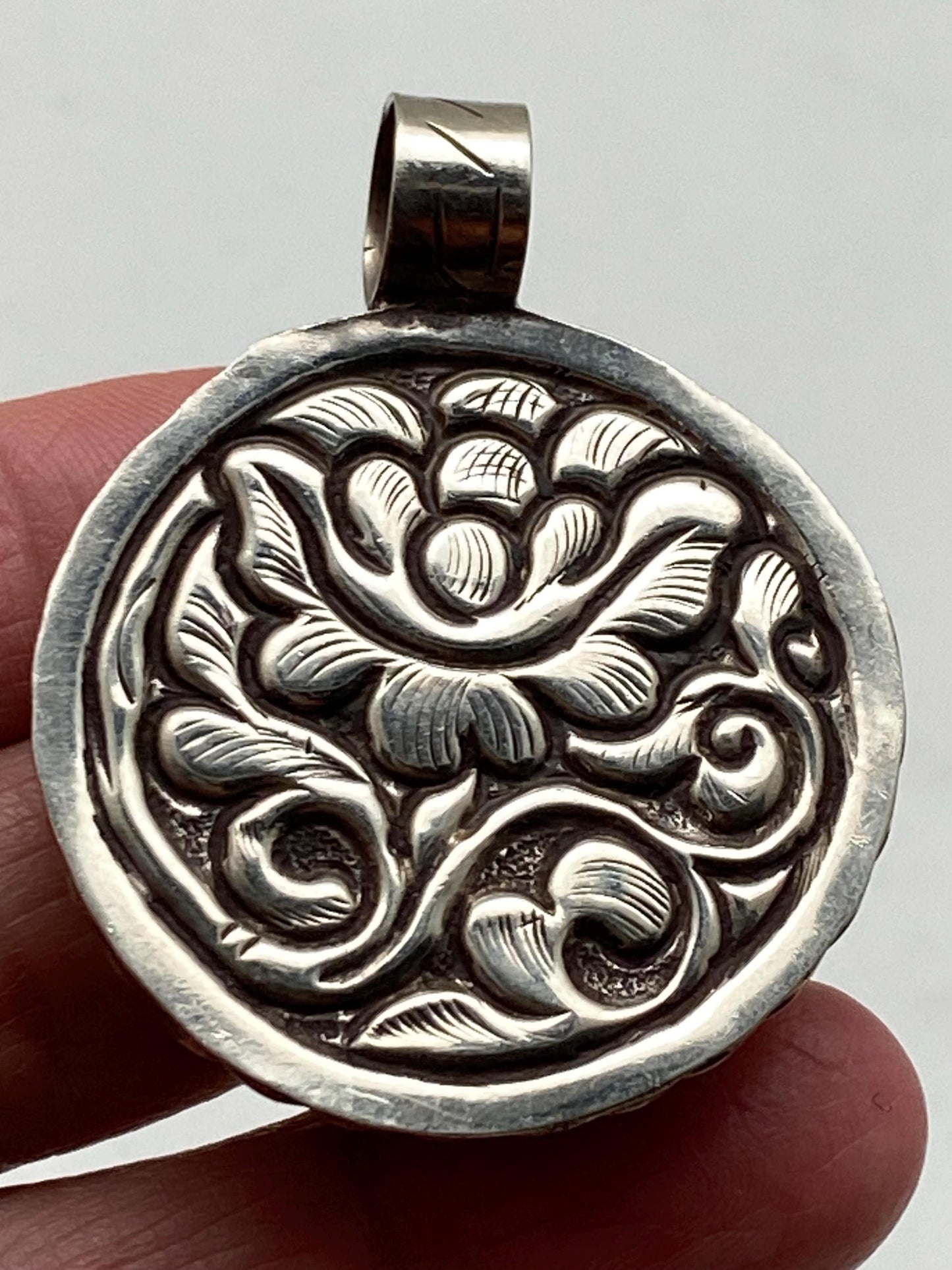 Flower pendant,mother of pearl, handcrafted, Tibetan silver,Himalayan, Nepalese