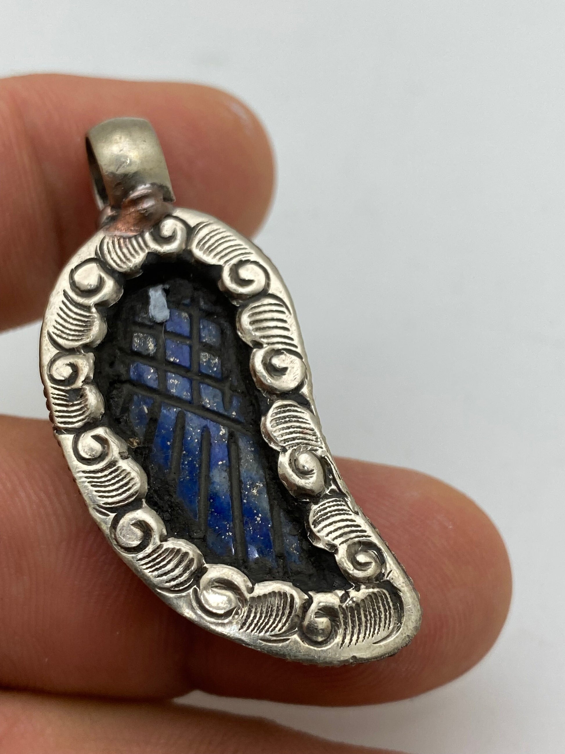 lapis lazuli wing pendant, handcarved, handcrafted, tibetansilver,ethnic design,tibetan design,Himalayan,Nepal