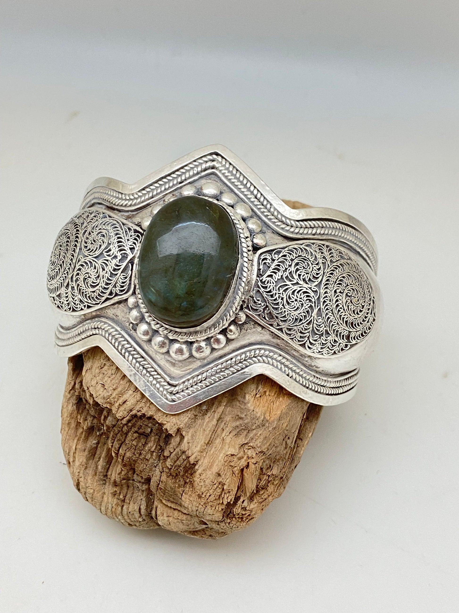 Bangle,filgree bangle in sterling silver, set with labradorite, handcrafted,Nepalese