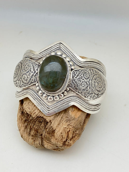 Bangle,filgree bangle in sterling silver, set with labradorite, handcrafted,Nepalese