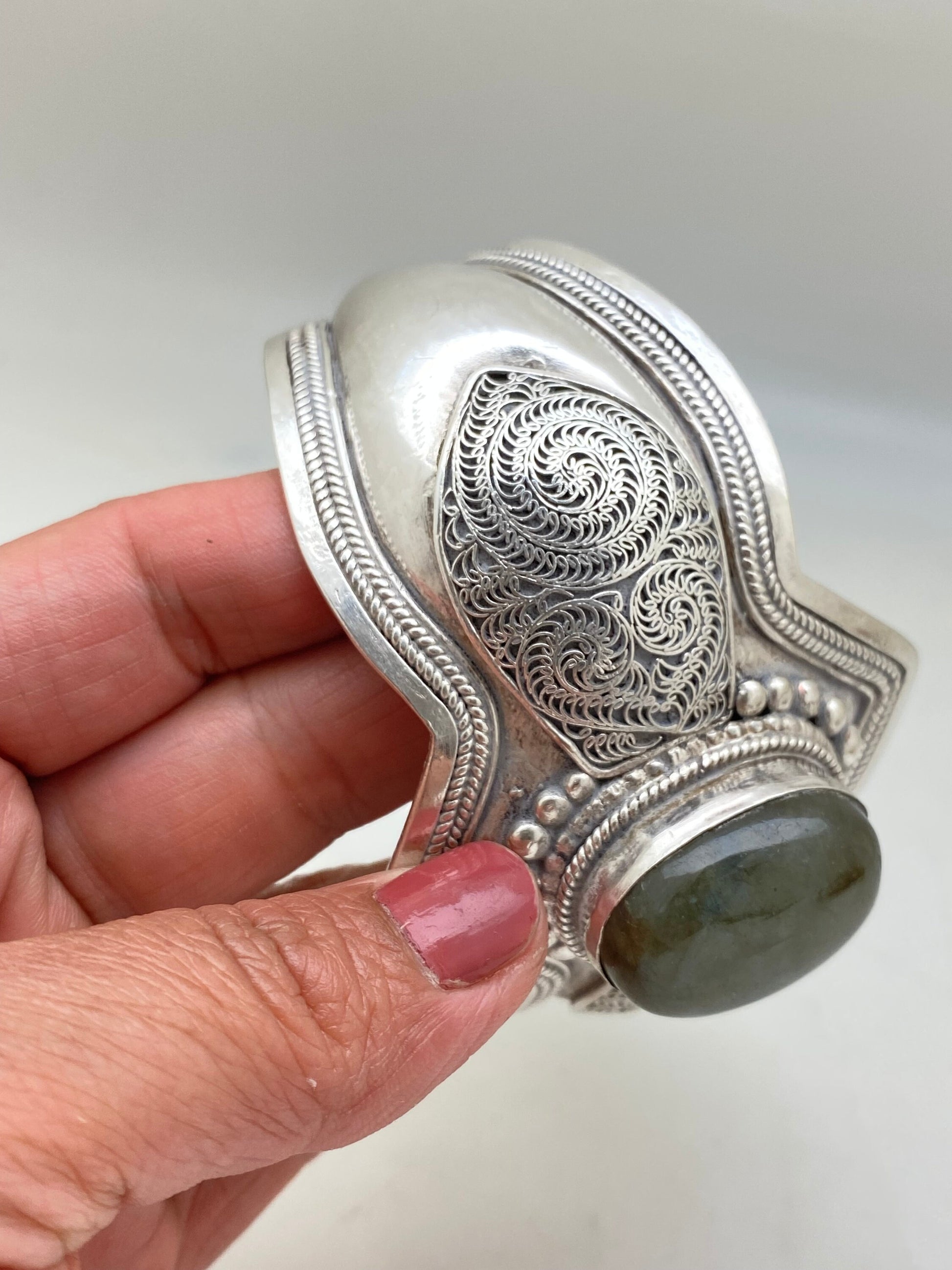 Bangle,filgree bangle in sterling silver, set with labradorite, handcrafted,Nepalese