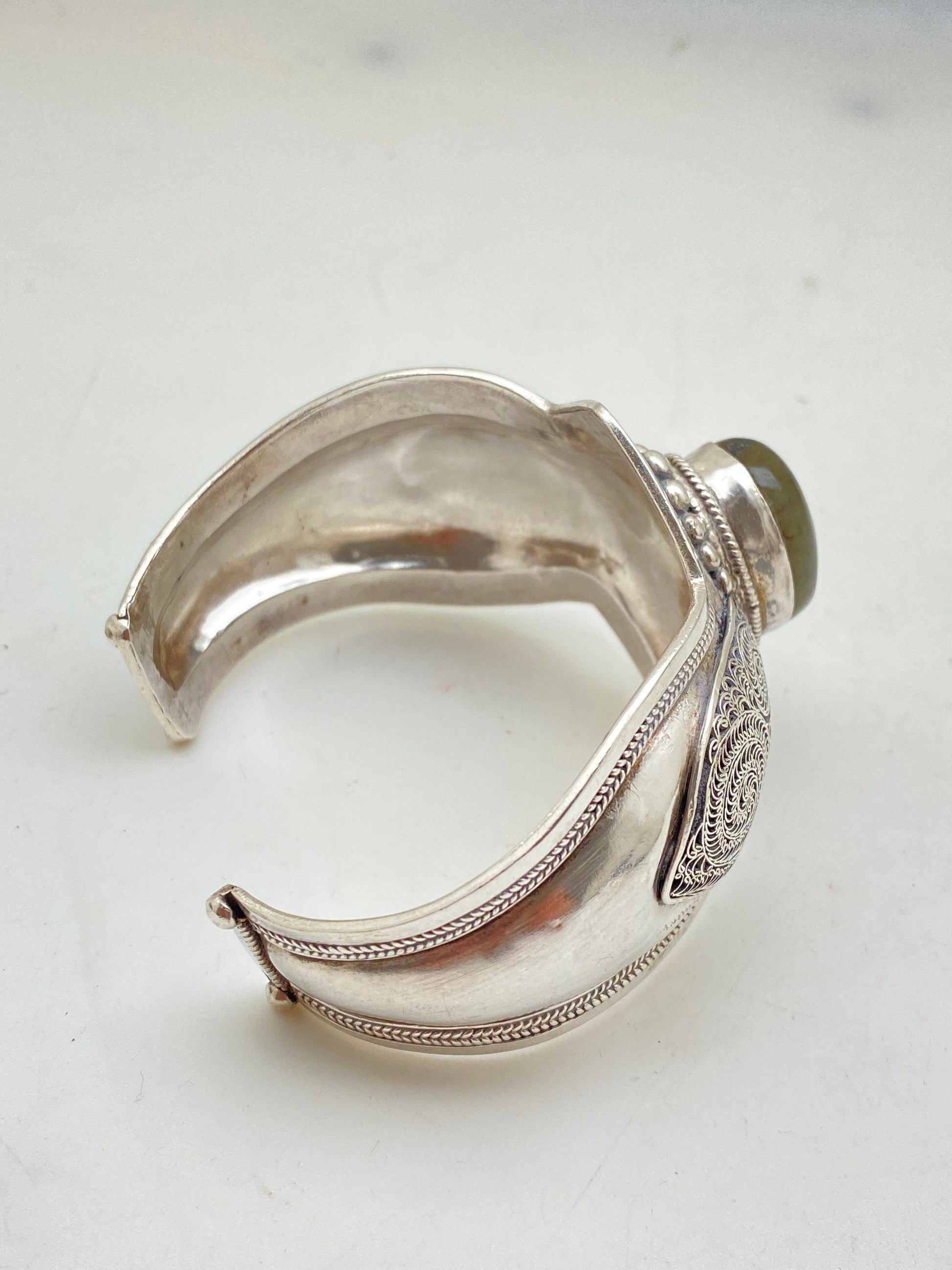 Bangle,filgree bangle in sterling silver, set with labradorite, handcrafted,Nepalese