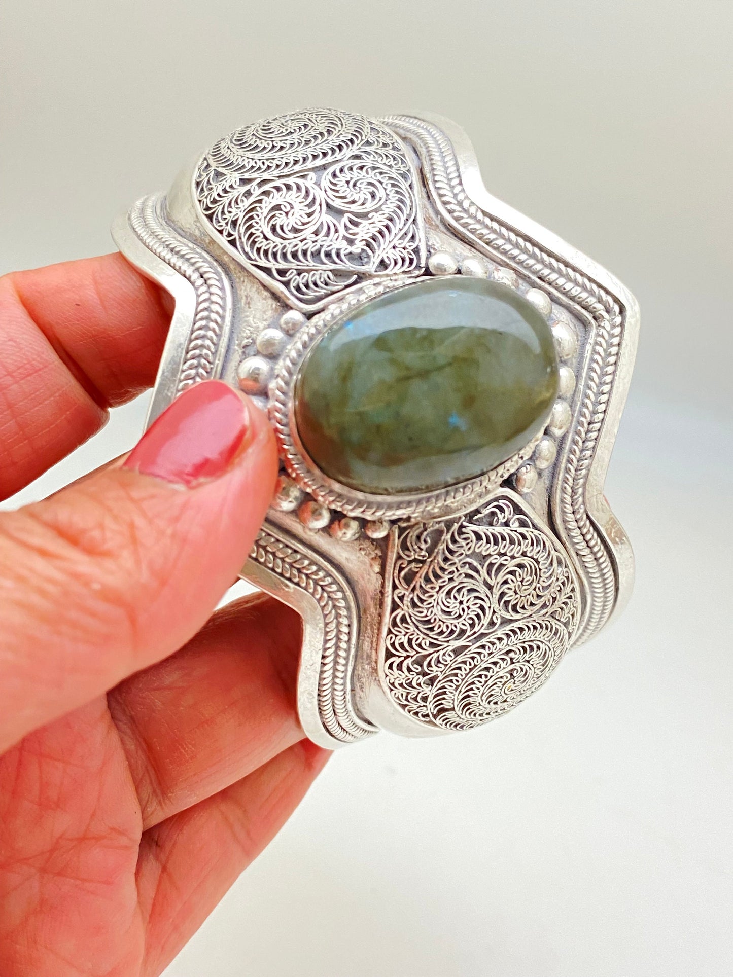 Bangle,filgree bangle in sterling silver, set with labradorite, handcrafted,Nepalese