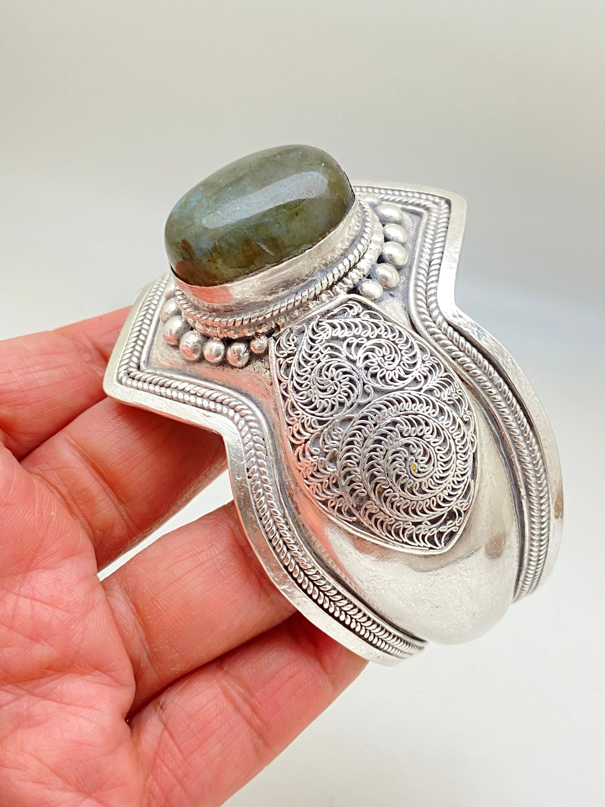 Bangle,filgree bangle in sterling silver, set with labradorite, handcrafted,Nepalese