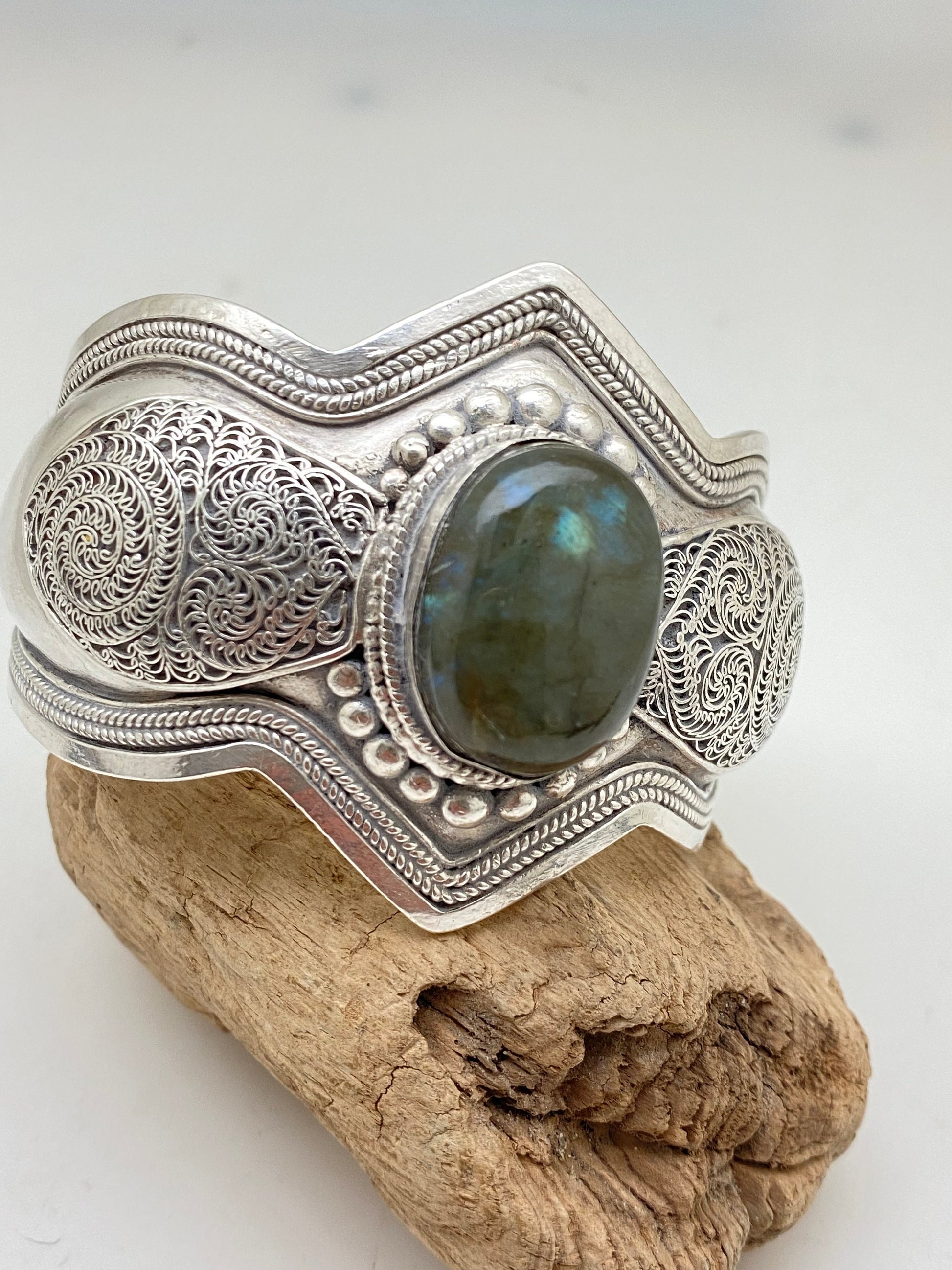 Bangle,filgree bangle in sterling silver, set with labradorite, handcrafted,Nepalese
