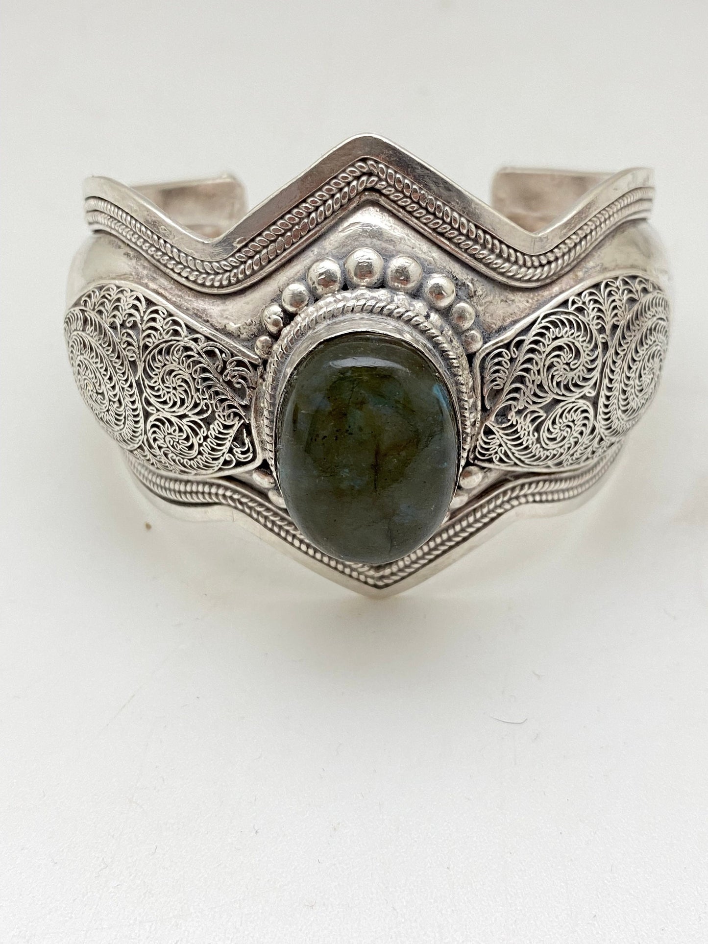 Bangle,filgree bangle in sterling silver, set with labradorite, handcrafted,Nepalese
