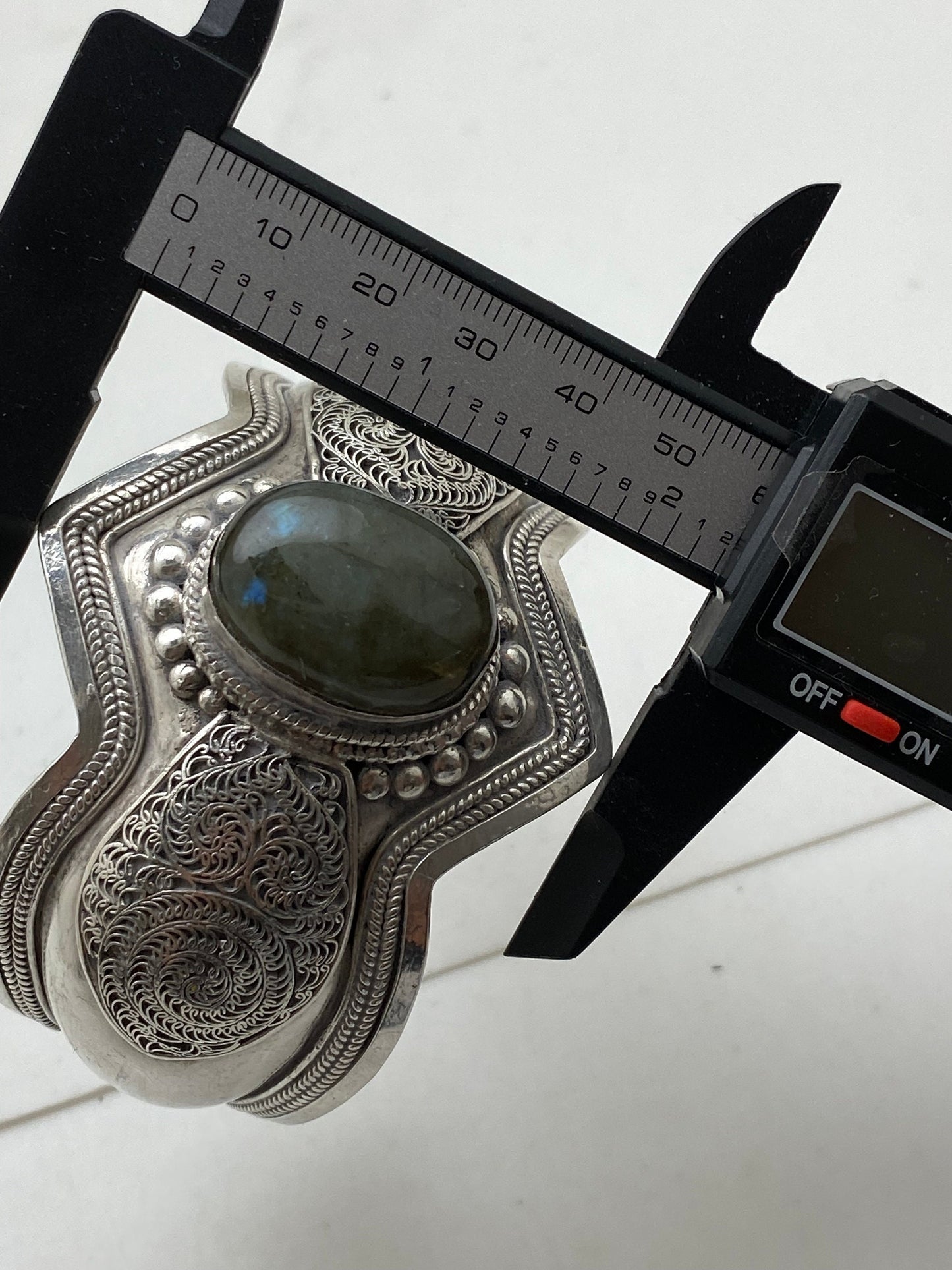 Bangle,filgree bangle in sterling silver, set with labradorite, handcrafted,Nepalese