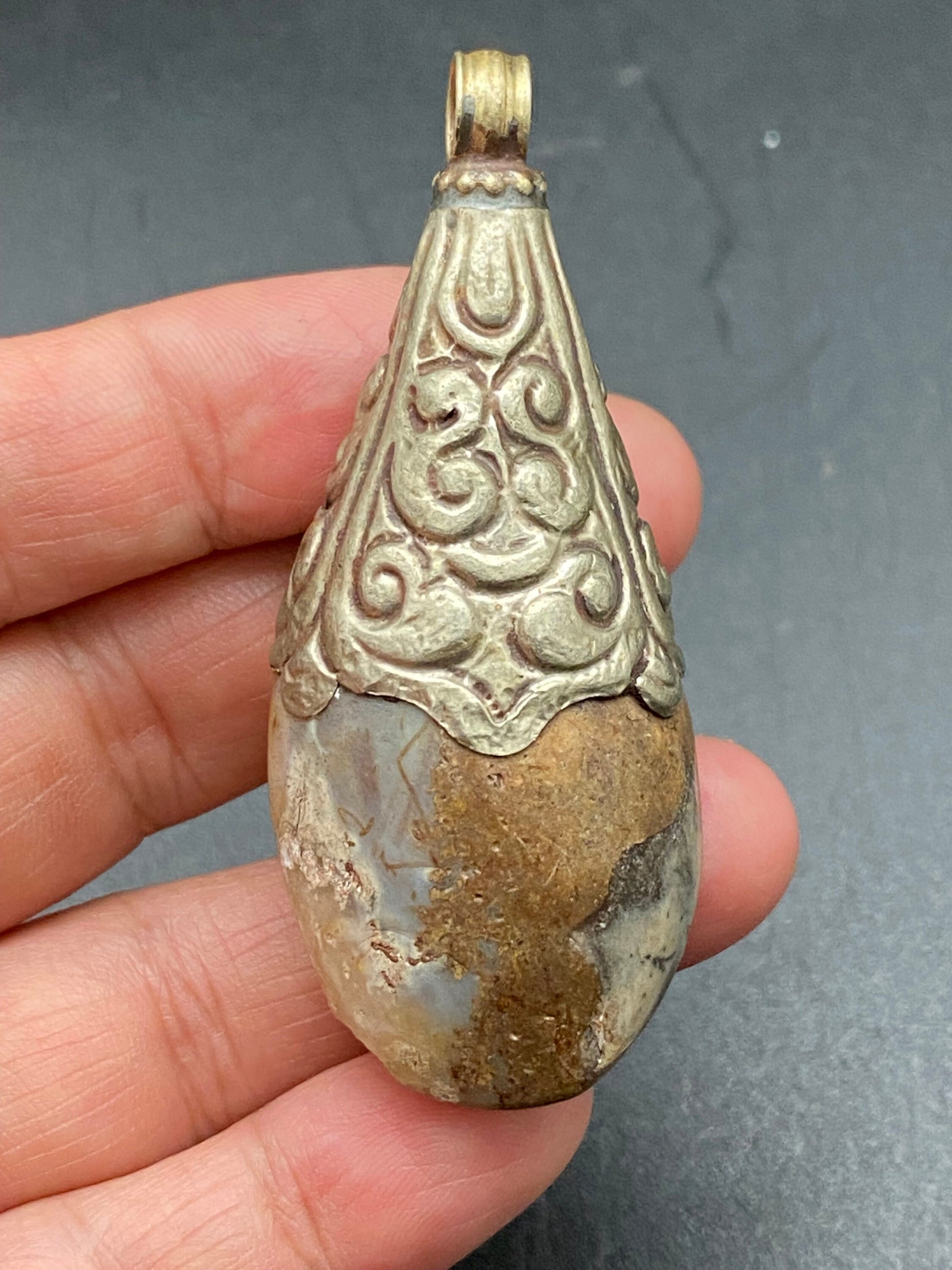 Agate pendant, handcrafted,Tibetan silver,Ethnic design,Nepalese
