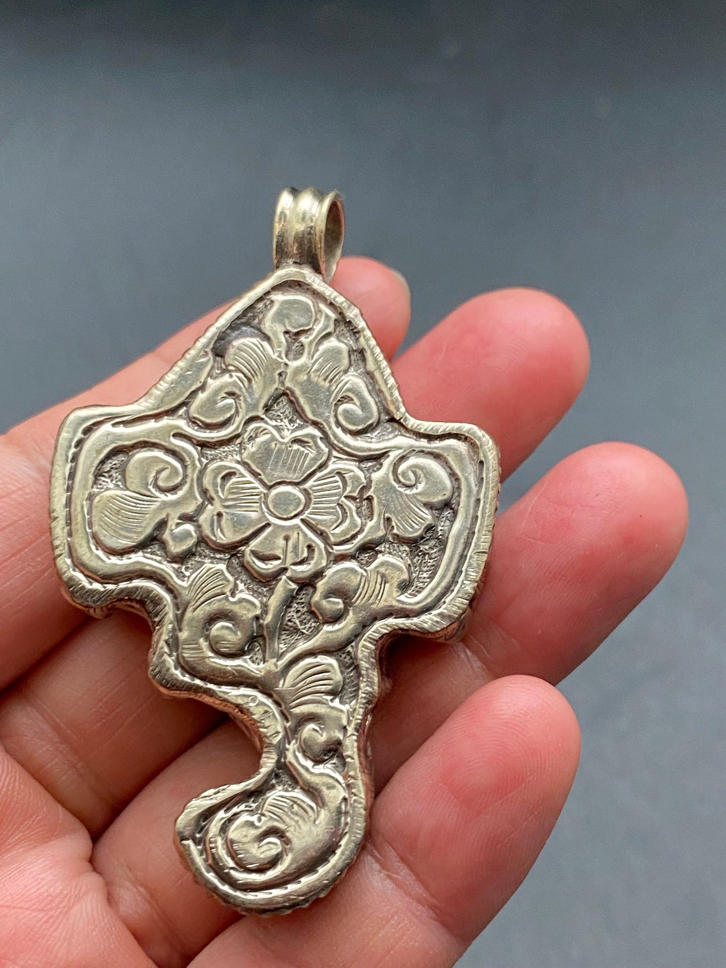 Ganesh pendant,shell carved,handcrafted,amulet,spiritual,protection,meditation,hindu deity,Nepalese
