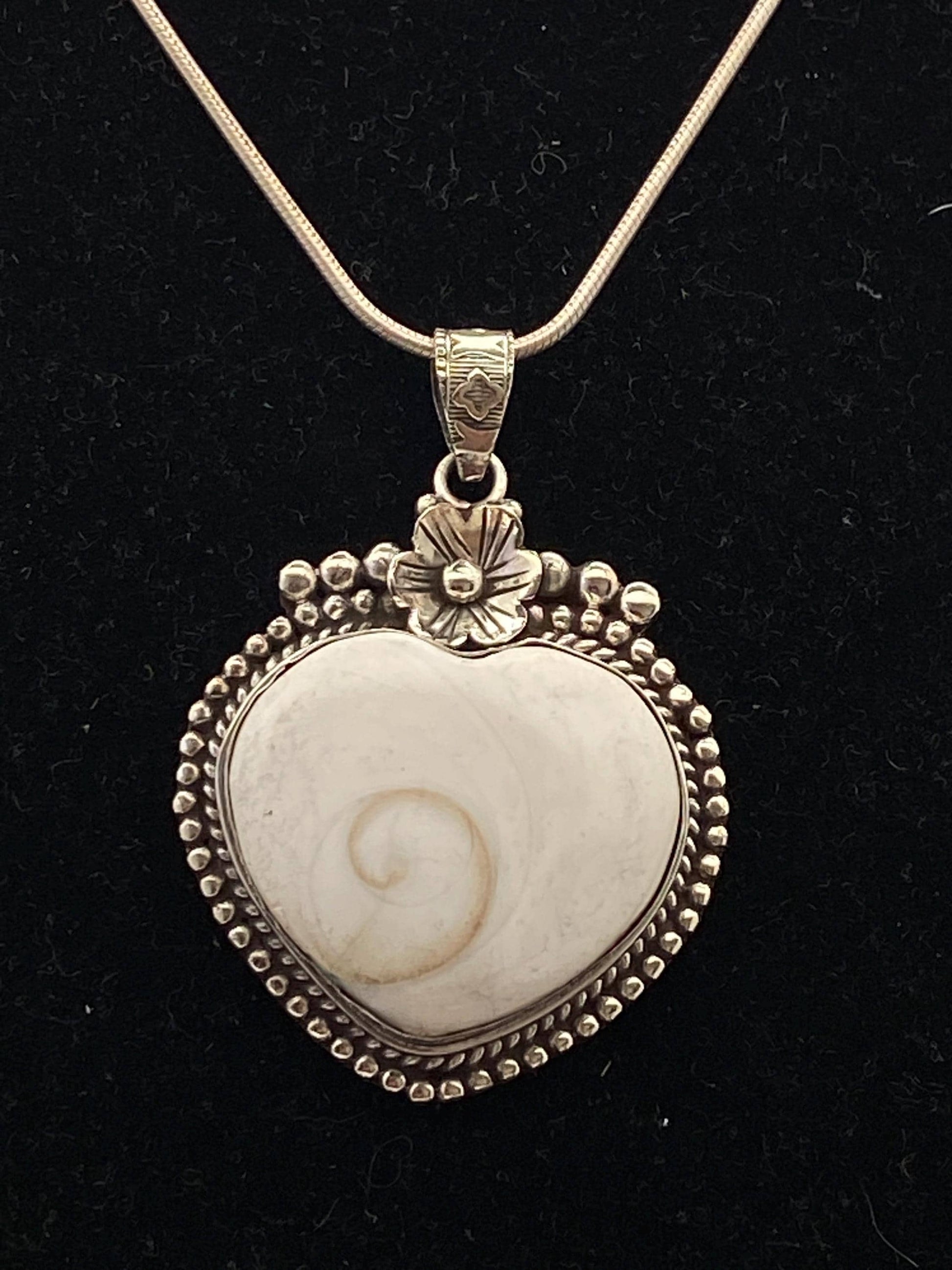 Handcrafted Shiva Shell Heart Pendant: Tibetan Silver Floral Design