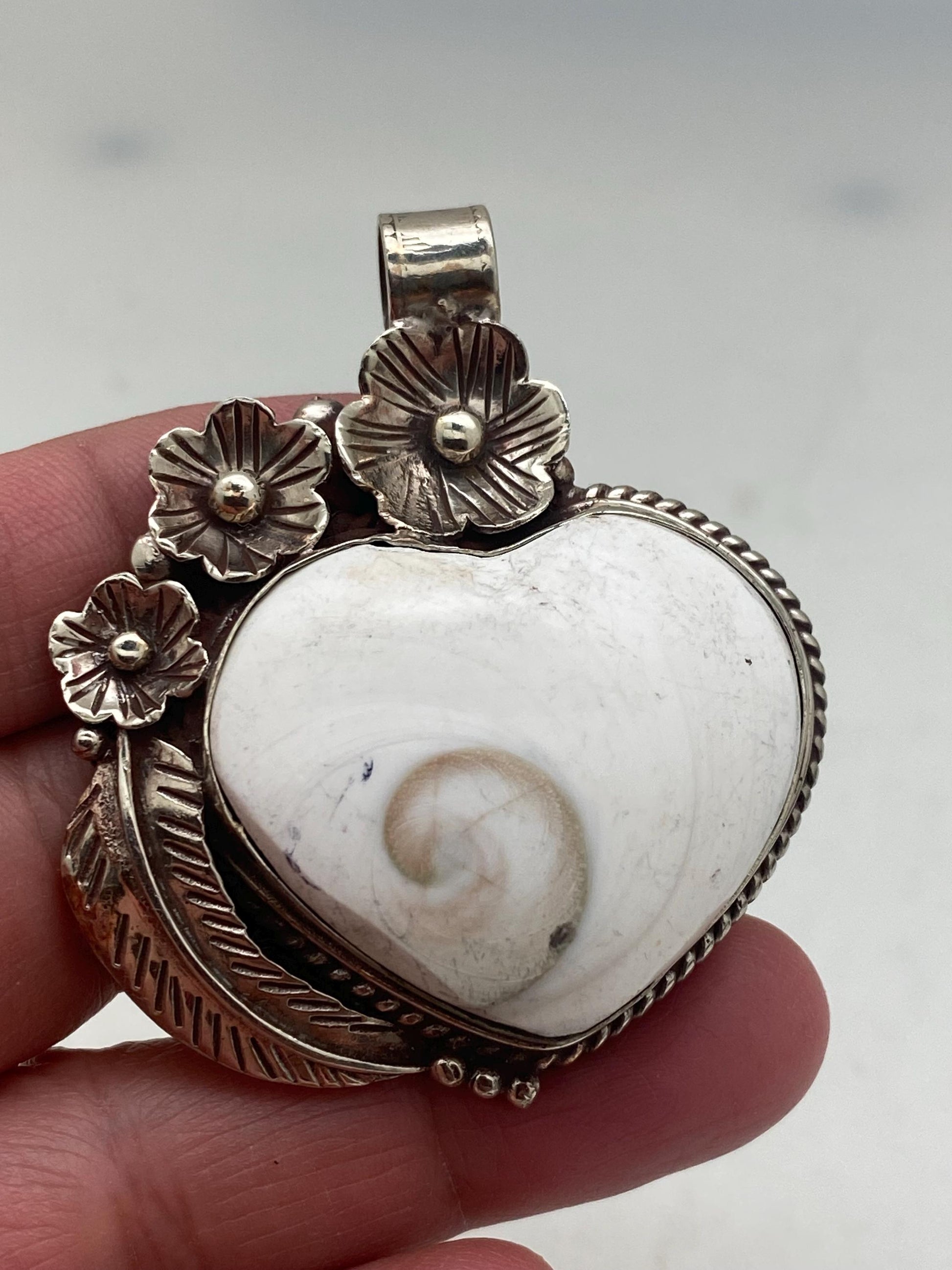 Heart shape shell pendant,shiva shell pendant , handcrafted,floral,tibetan silver, ethnic design,Nepalese