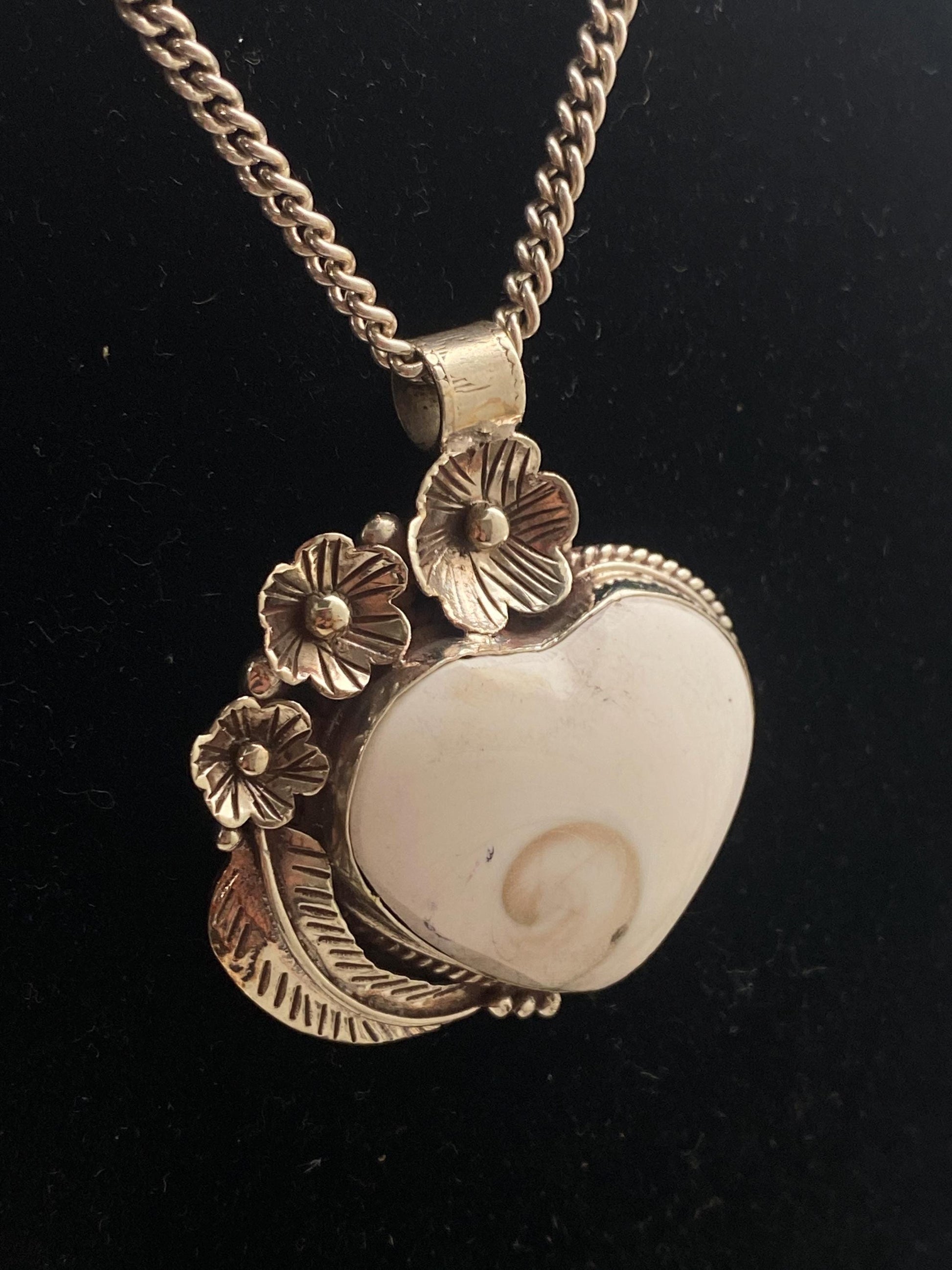 Heart shape shell pendant,shiva shell pendant , handcrafted,floral,tibetan silver, ethnic design,Nepalese