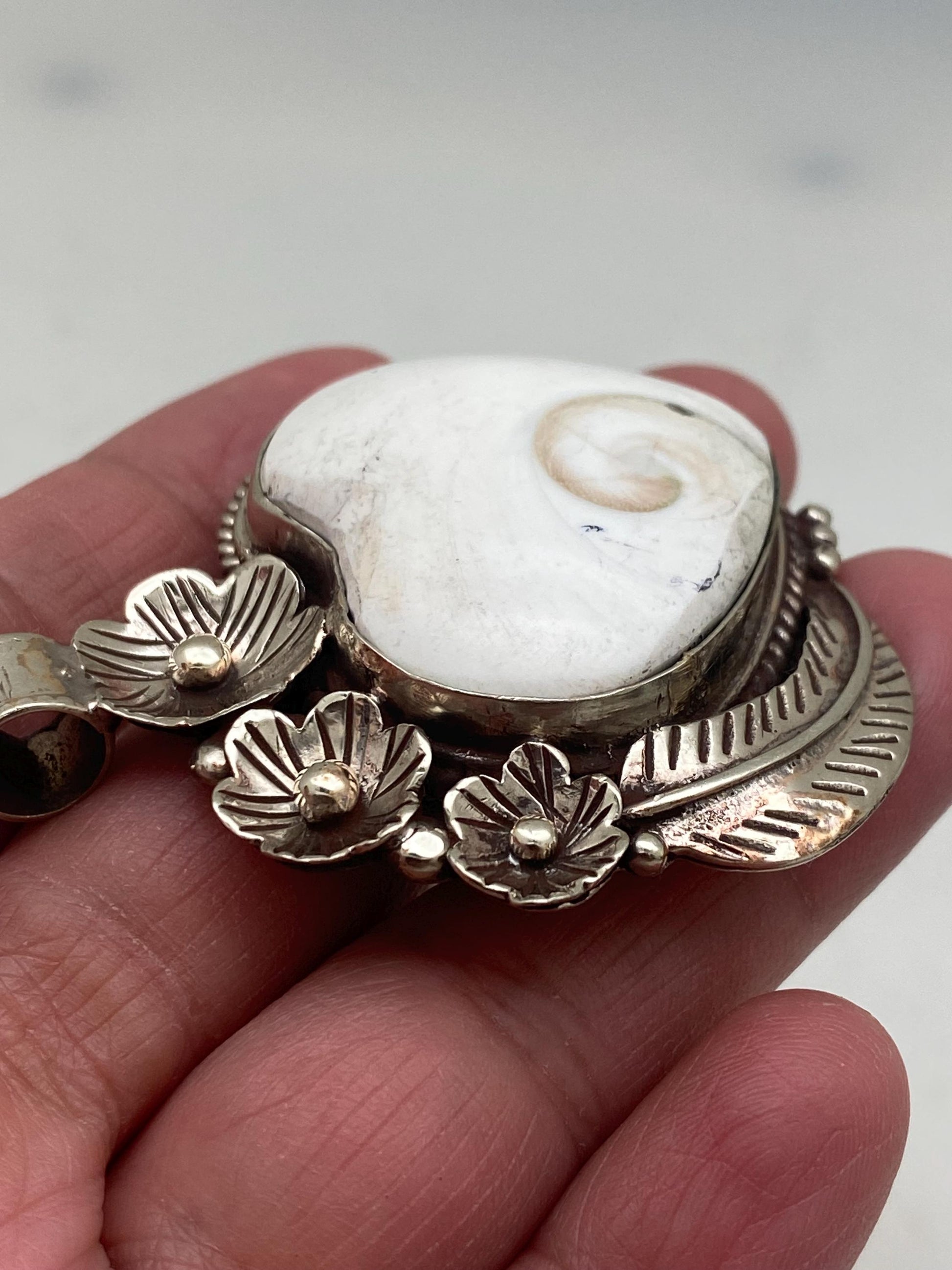 Heart shape shell pendant,shiva shell pendant , handcrafted,floral,tibetan silver, ethnic design,Nepalese