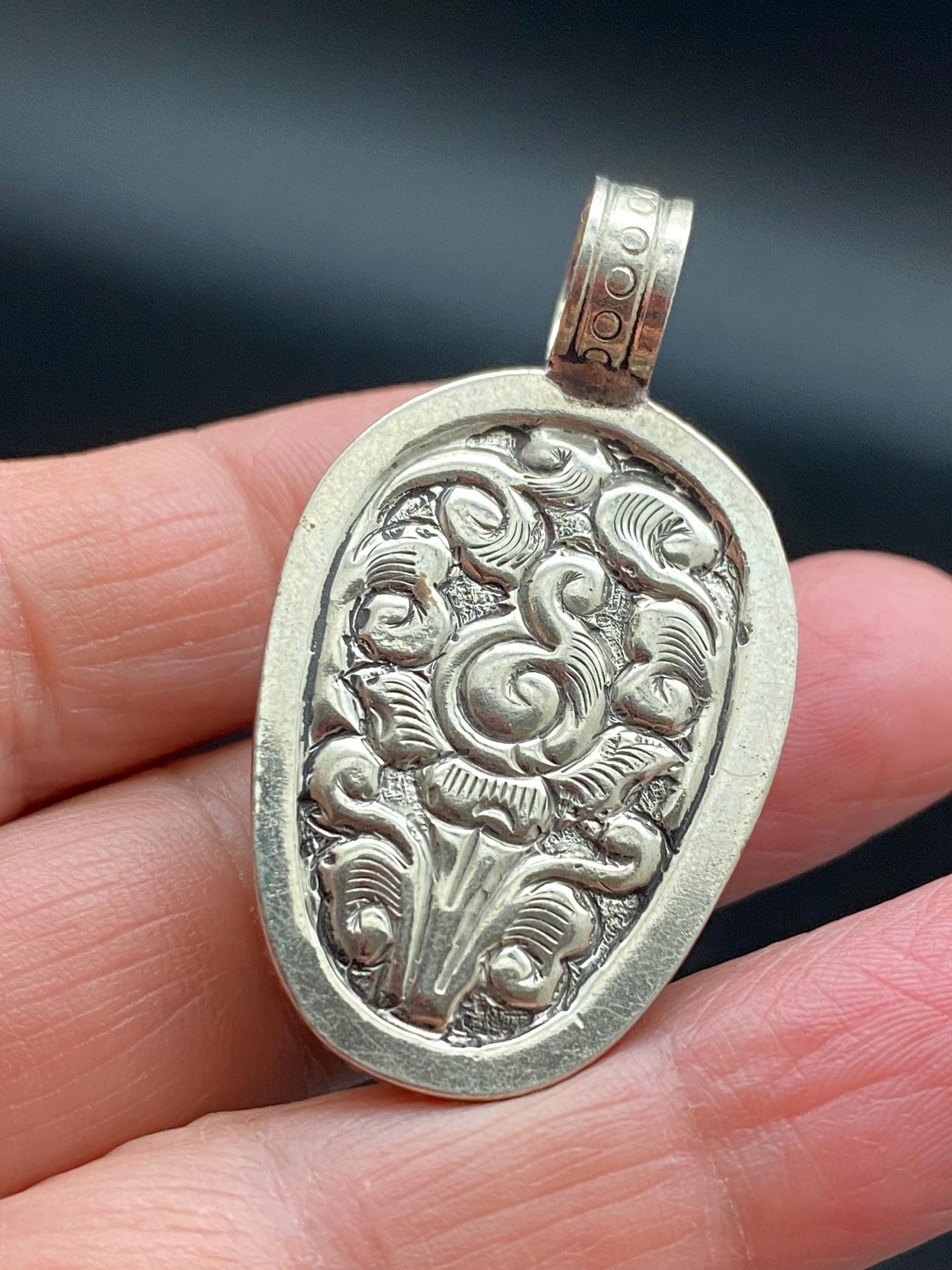 labradorite carved skull pendant, handcrafted,Tibetan silver,Tibetan design,Nepalese