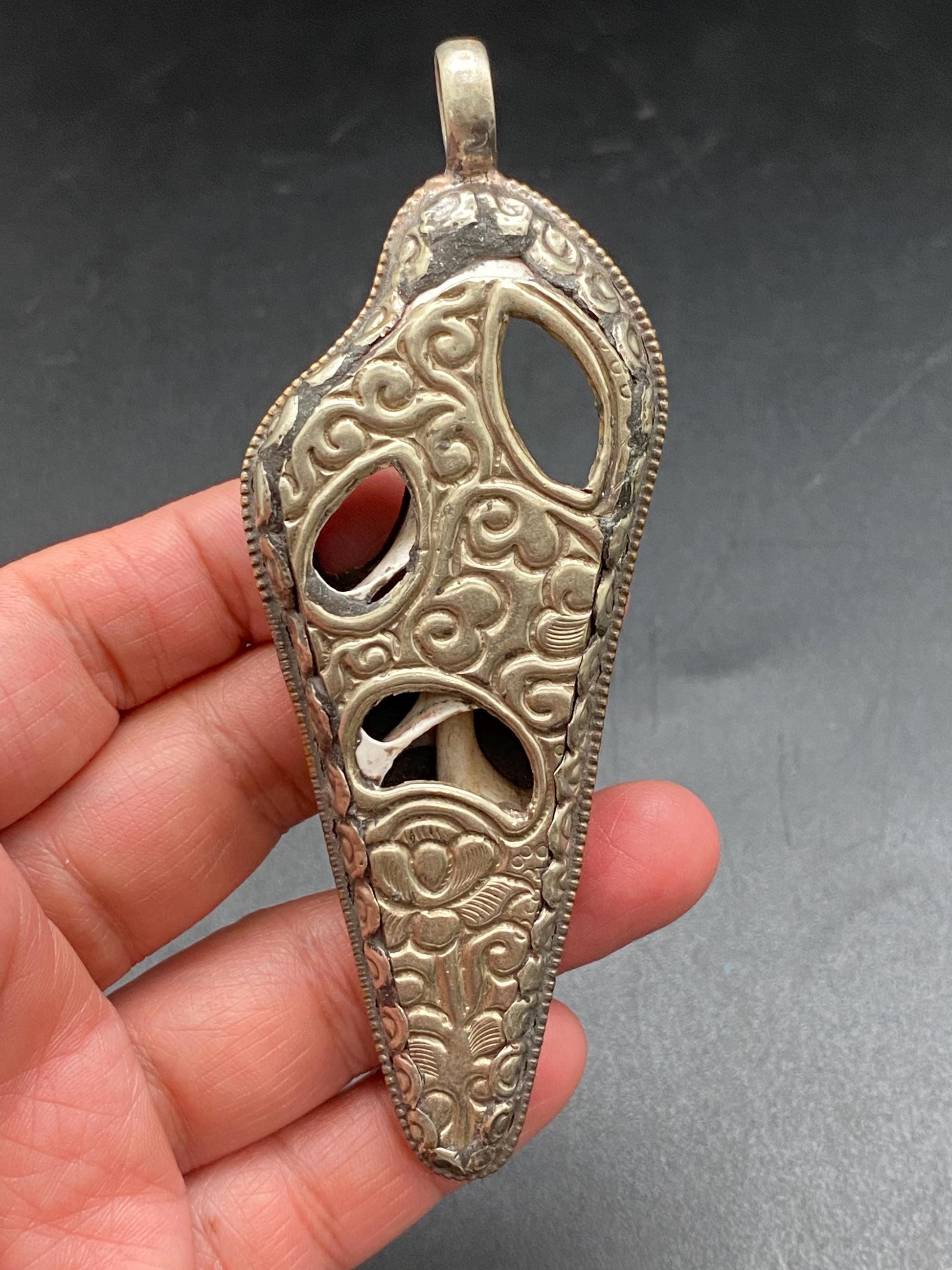 Shell pendant,Tibetan silver, handcrafted,ethnic style,Nepalese