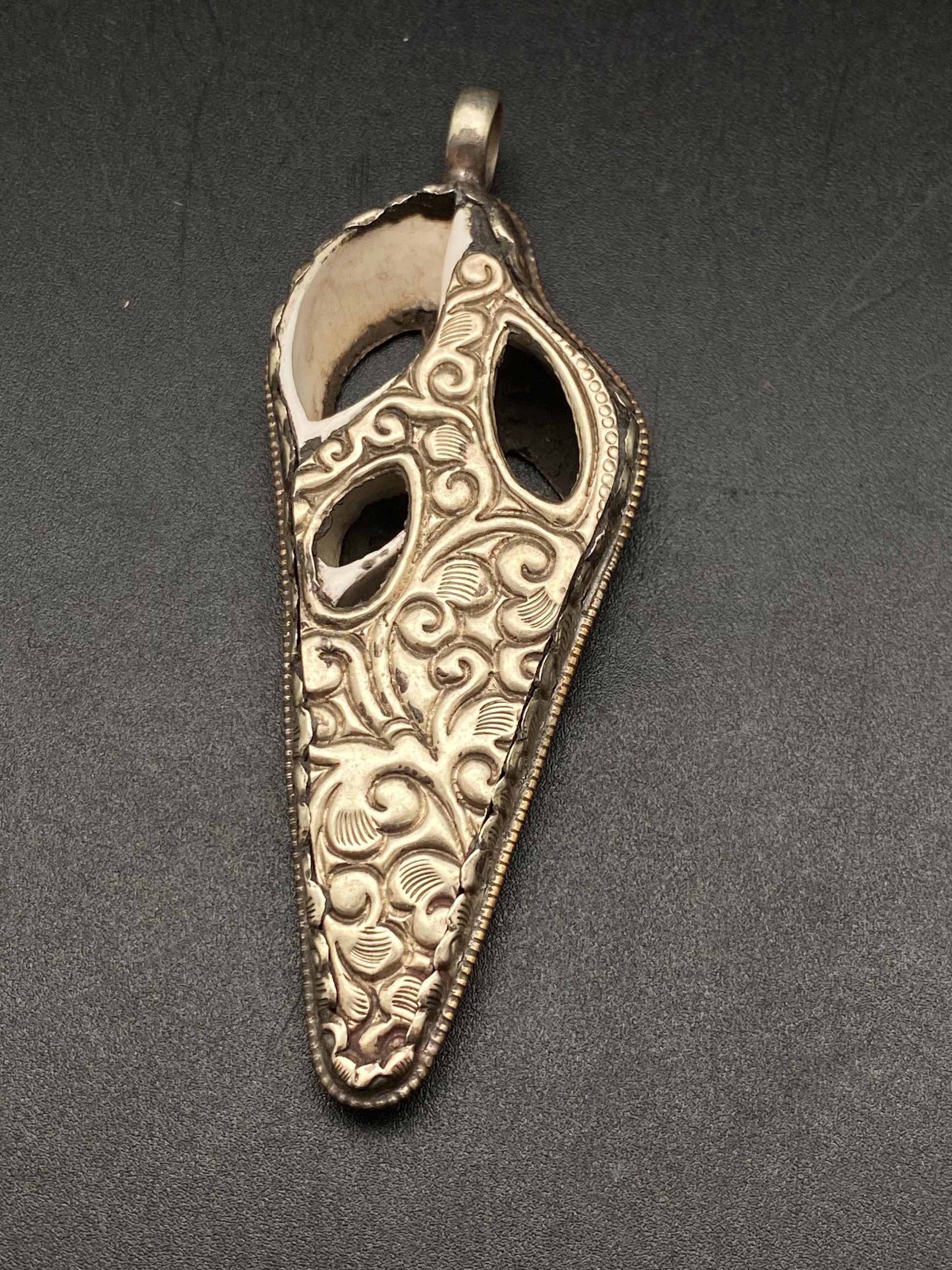 Shell pendant,Tibetan silver, handcrafted,ethnic style,Nepalese