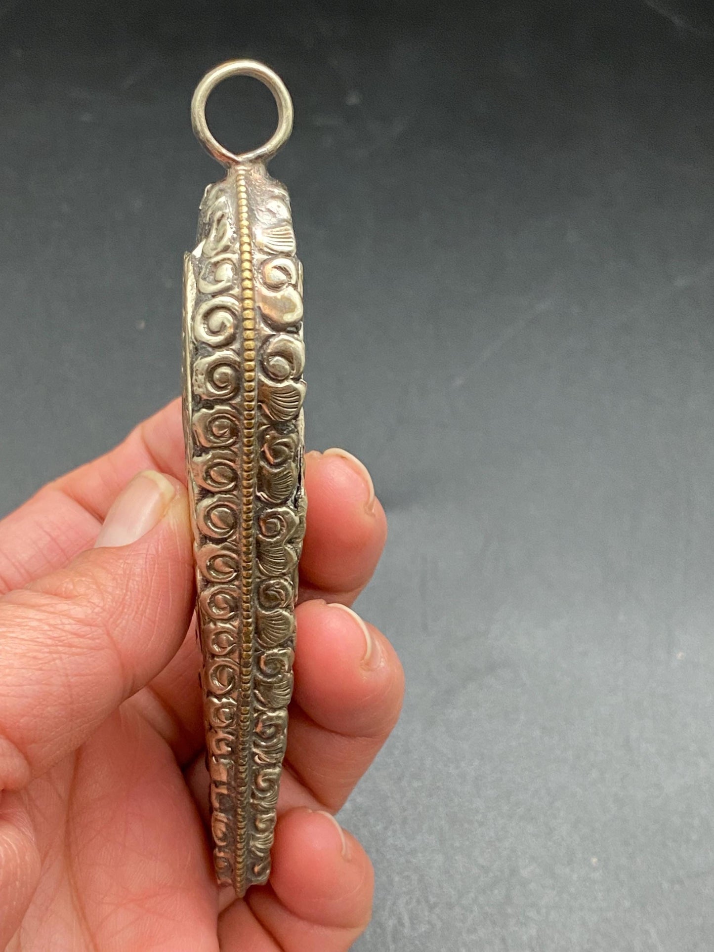 Shell pendant,Tibetan silver, handcrafted,ethnic style,Nepalese