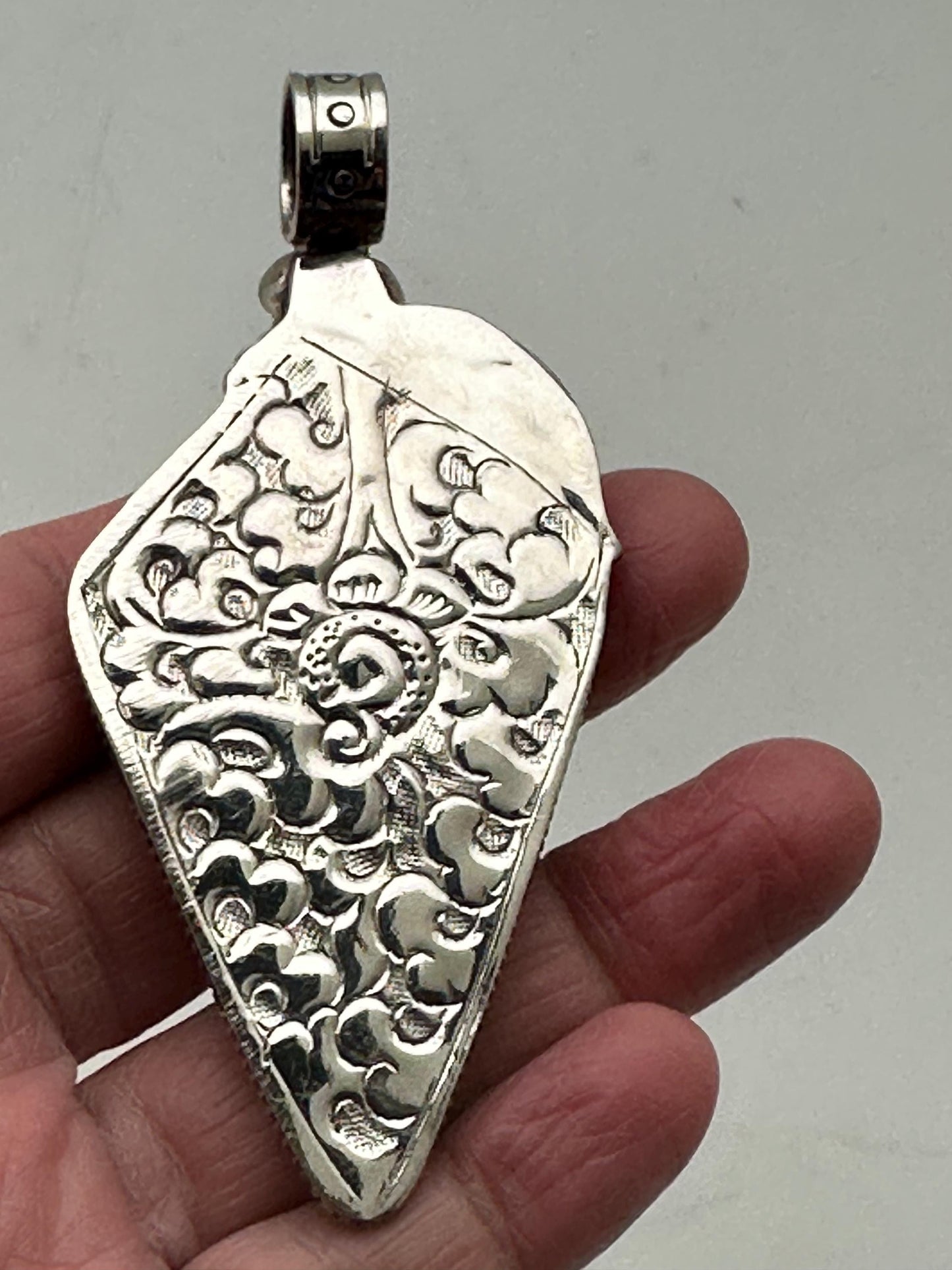 Obsidian Arrowhead pendant, handcrafted, Tibetan silver, floral design, Himalayan, Nepalese