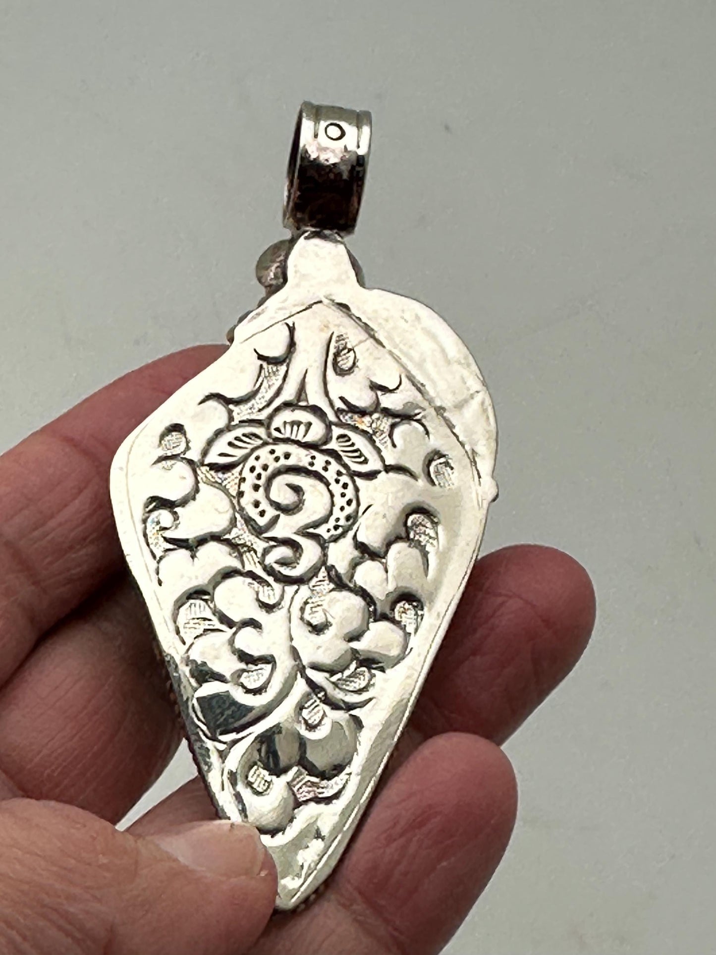 Obsidian Arrowhead pendant, handcrafted, Tibetan silver, floral design, Himalayan, Nepalese