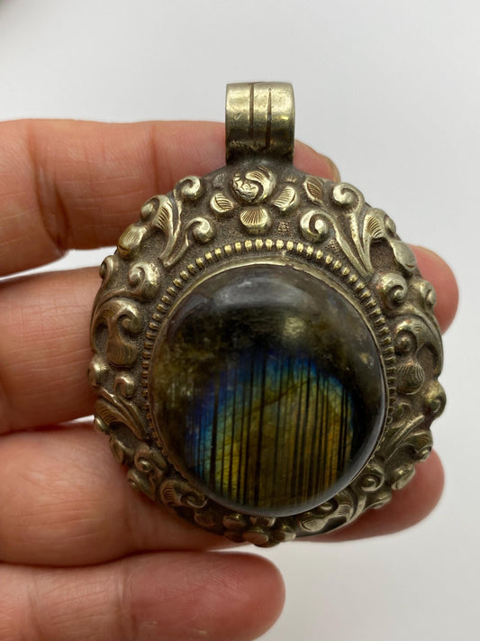 Labradorite pendant,handcrafted,ethnic style,Tibetan silver,Nepalese,Himalayan