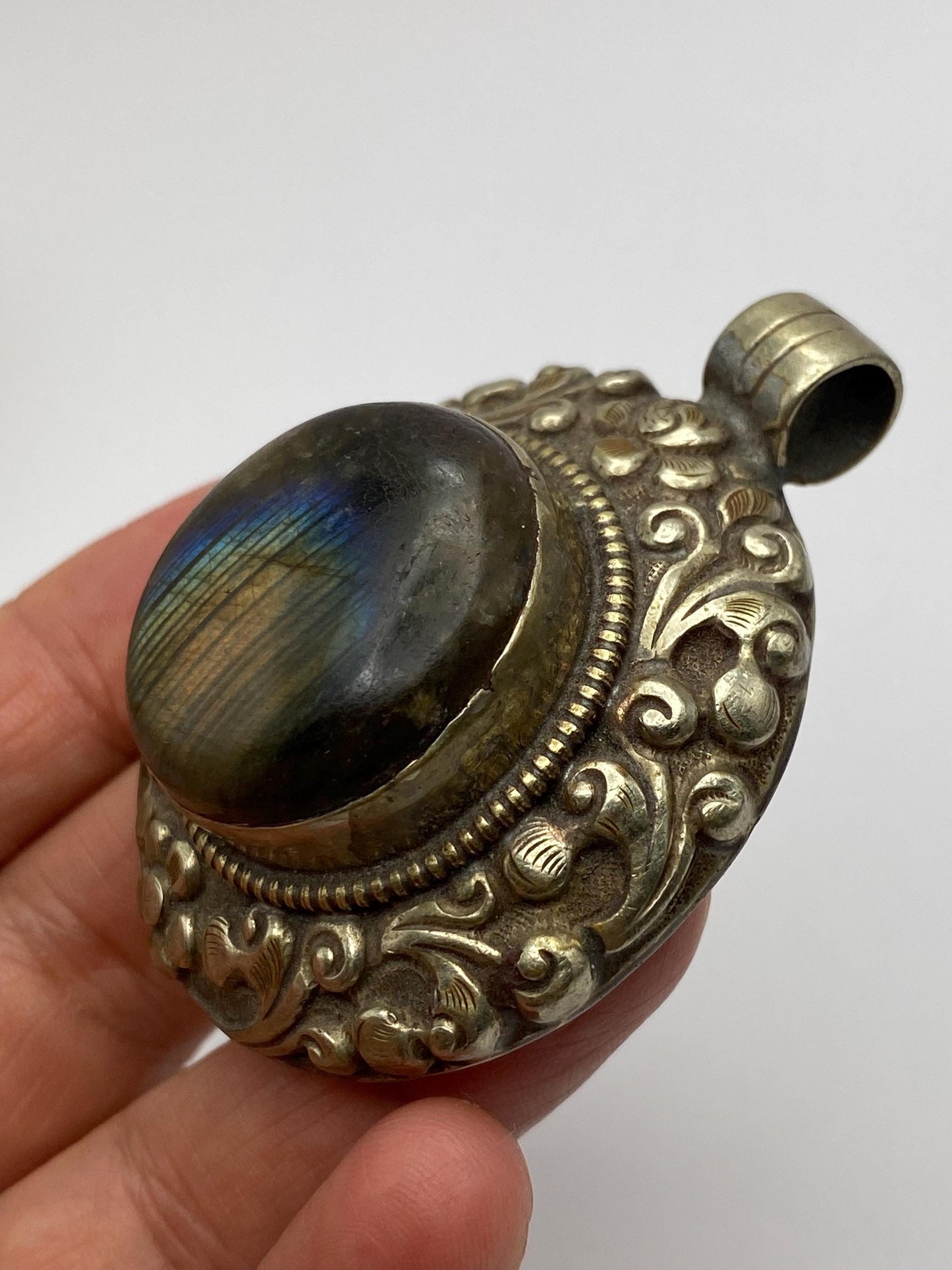 Labradorite pendant,handcrafted,ethnic style,Tibetan silver,Nepalese,Himalayan