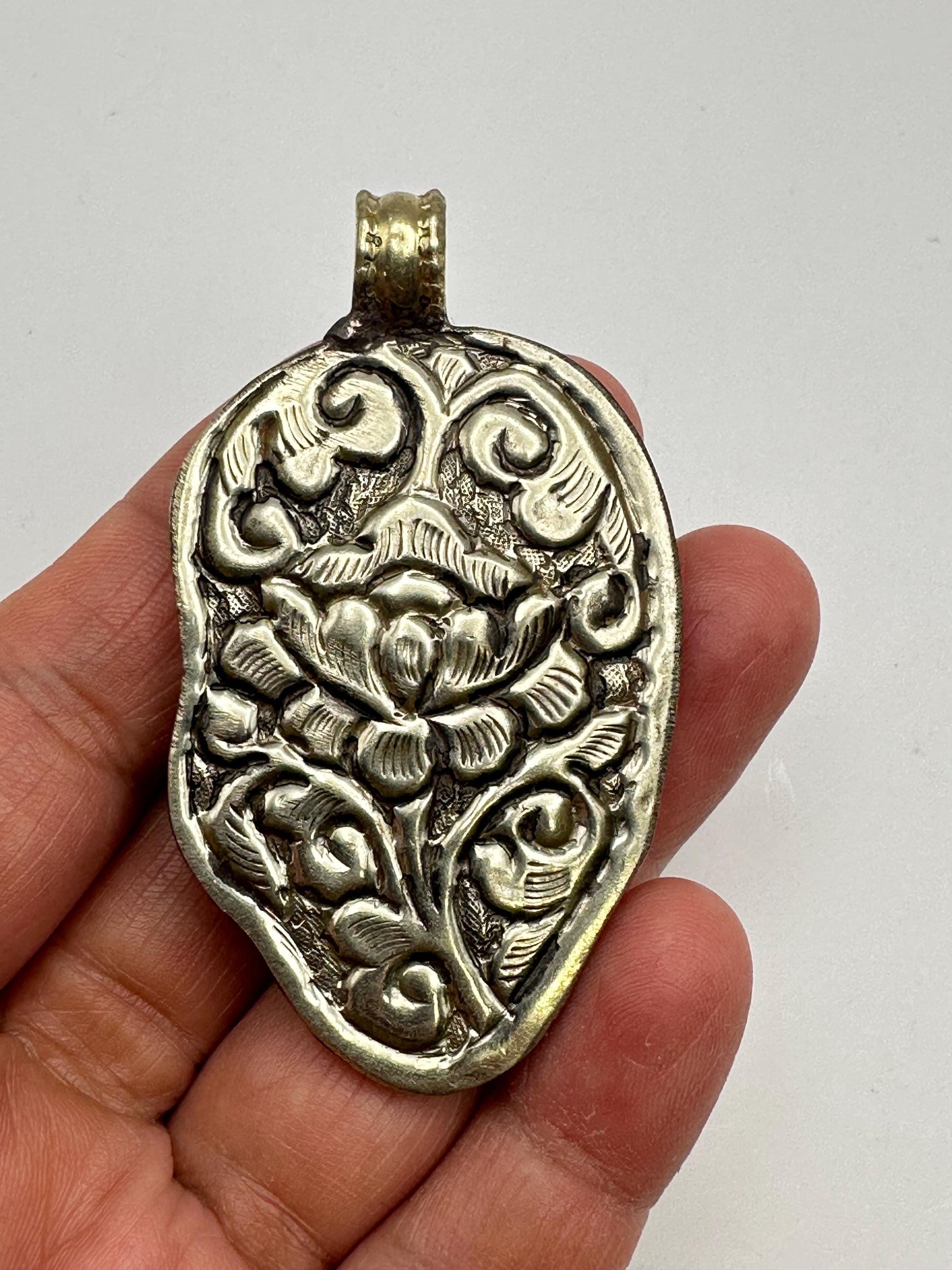 Dragon pendant, handcrafted, Tibetan silver,ethnic style,mother of pearl ,Nepalese,