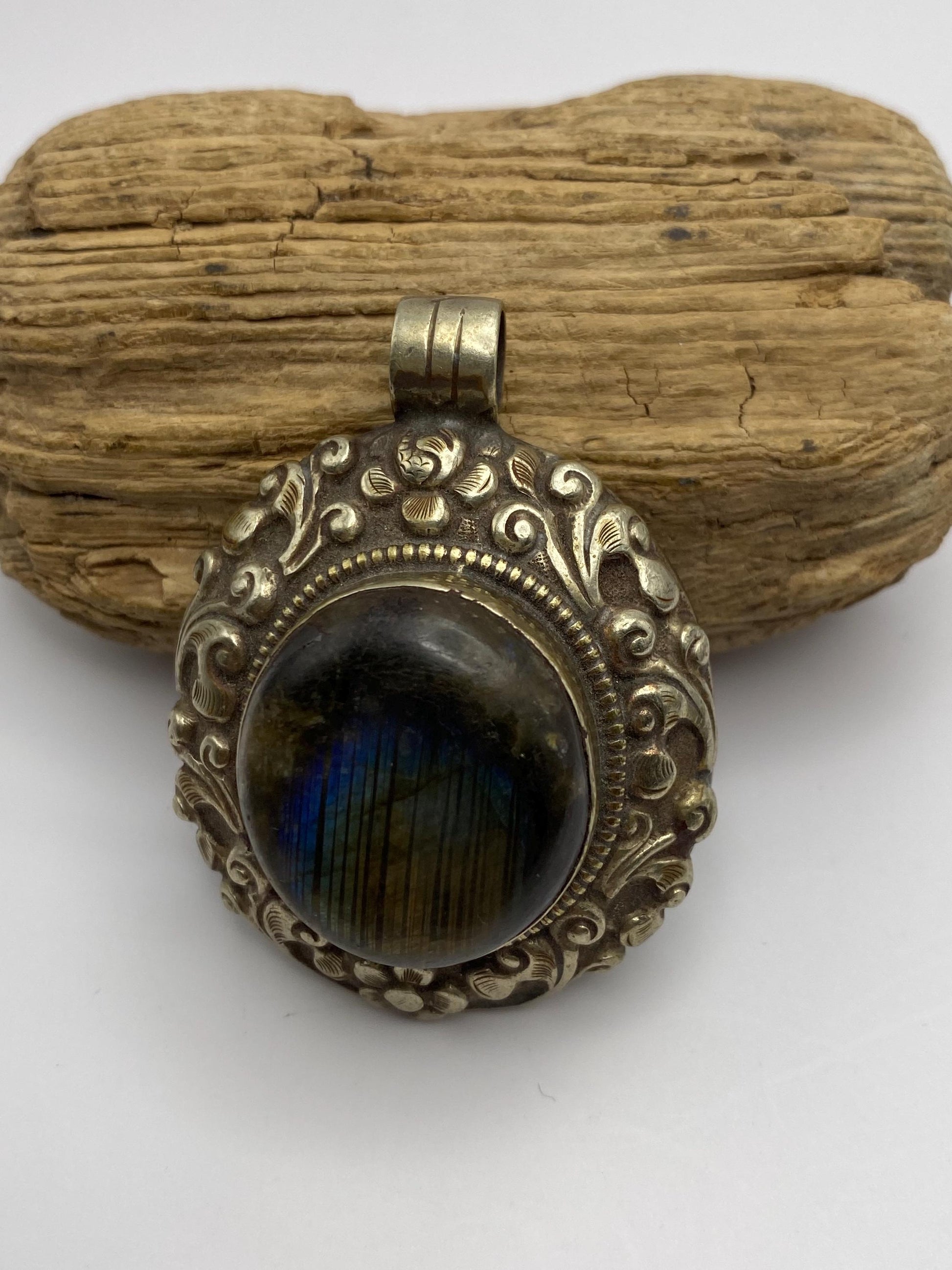 Labradorite pendant,handcrafted,ethnic style,Tibetan silver,Nepalese,Himalayan