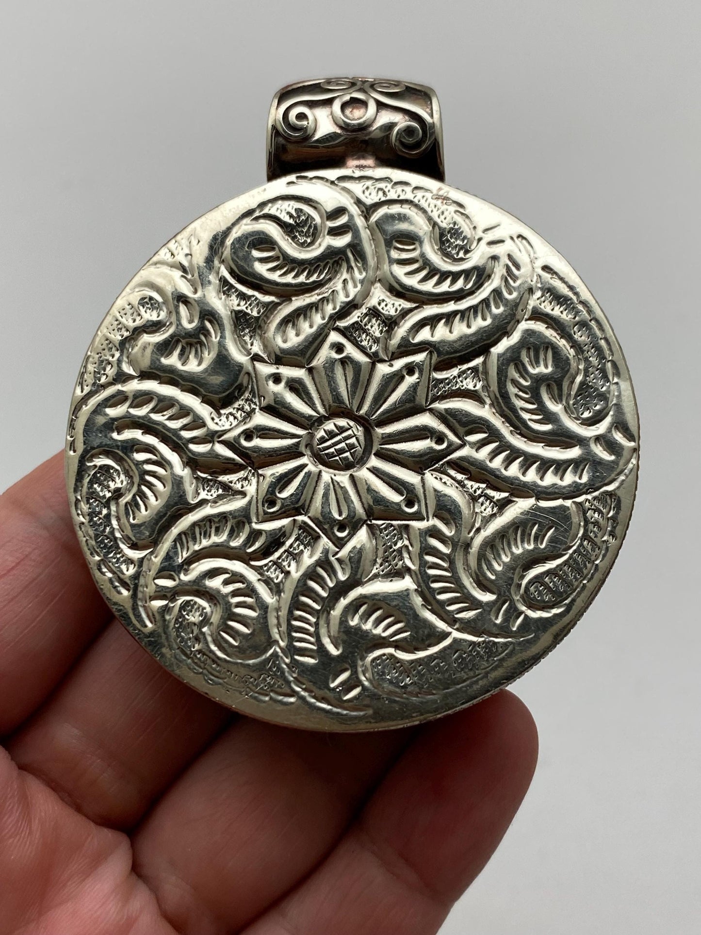 large lion pendant, labradorite carved, handcrafted, Tibetan silver, Nepalese