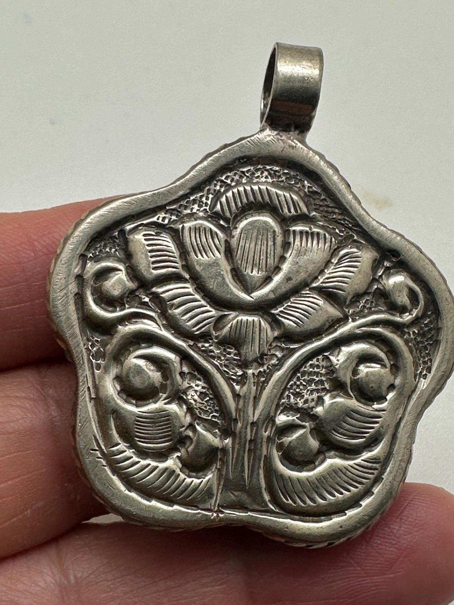Flower pendant,mother of pearl,handcrafted,Tibetan silver,ethnic style,Nepalese 47mmX38mm