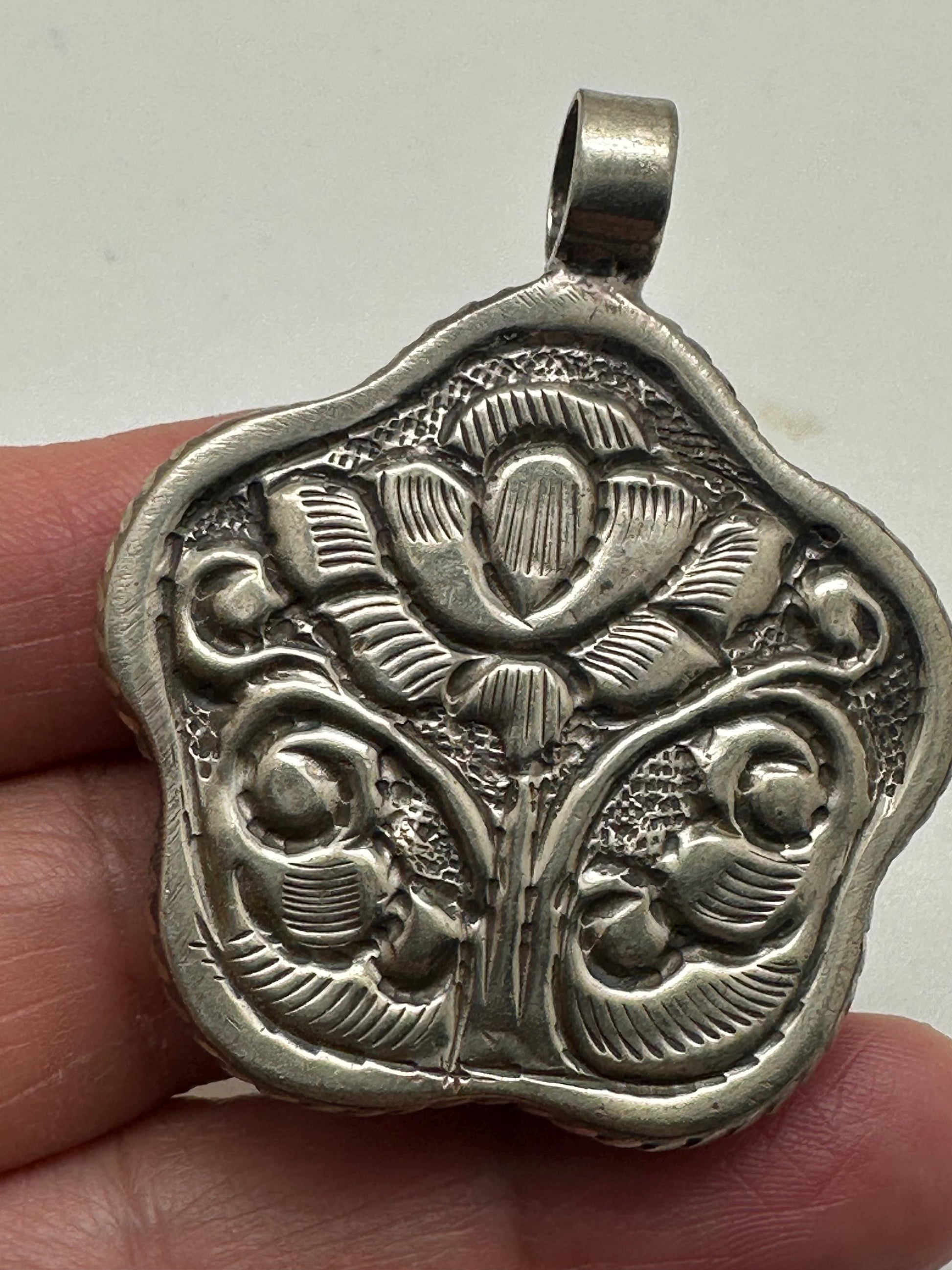Flower pendant,mother of pearl,handcrafted,Tibetan silver,ethnic style,Nepalese 47mmX38mm