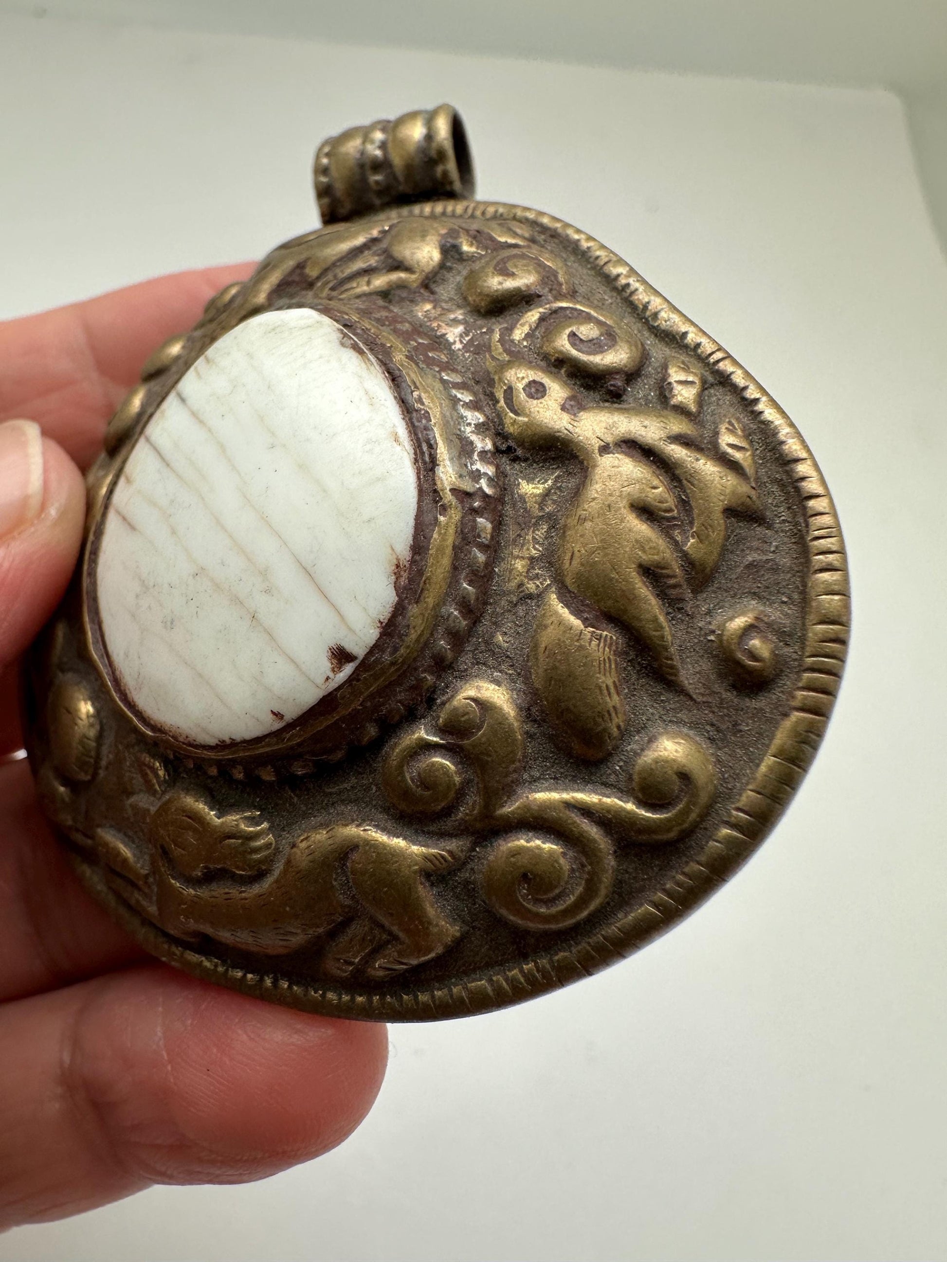 Shell pendant,handcrafted,brass pendant,ethnic style,53.6mmX57.6mm