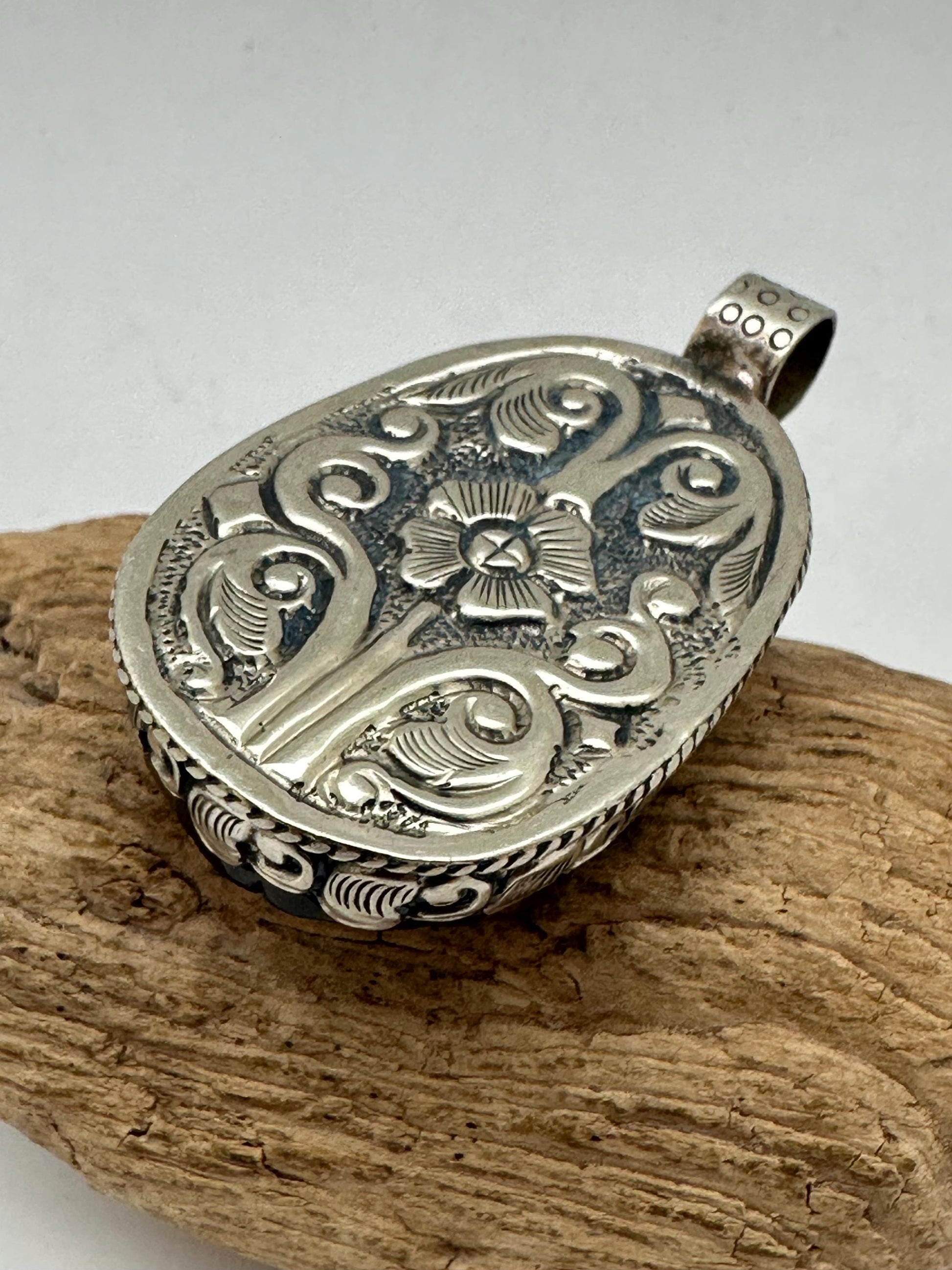 Handcarved tiger eye pendent , quan yin buddha , Kwan Yin Pendant, Tibetan Silver Bodhisattva,55mmX30mm