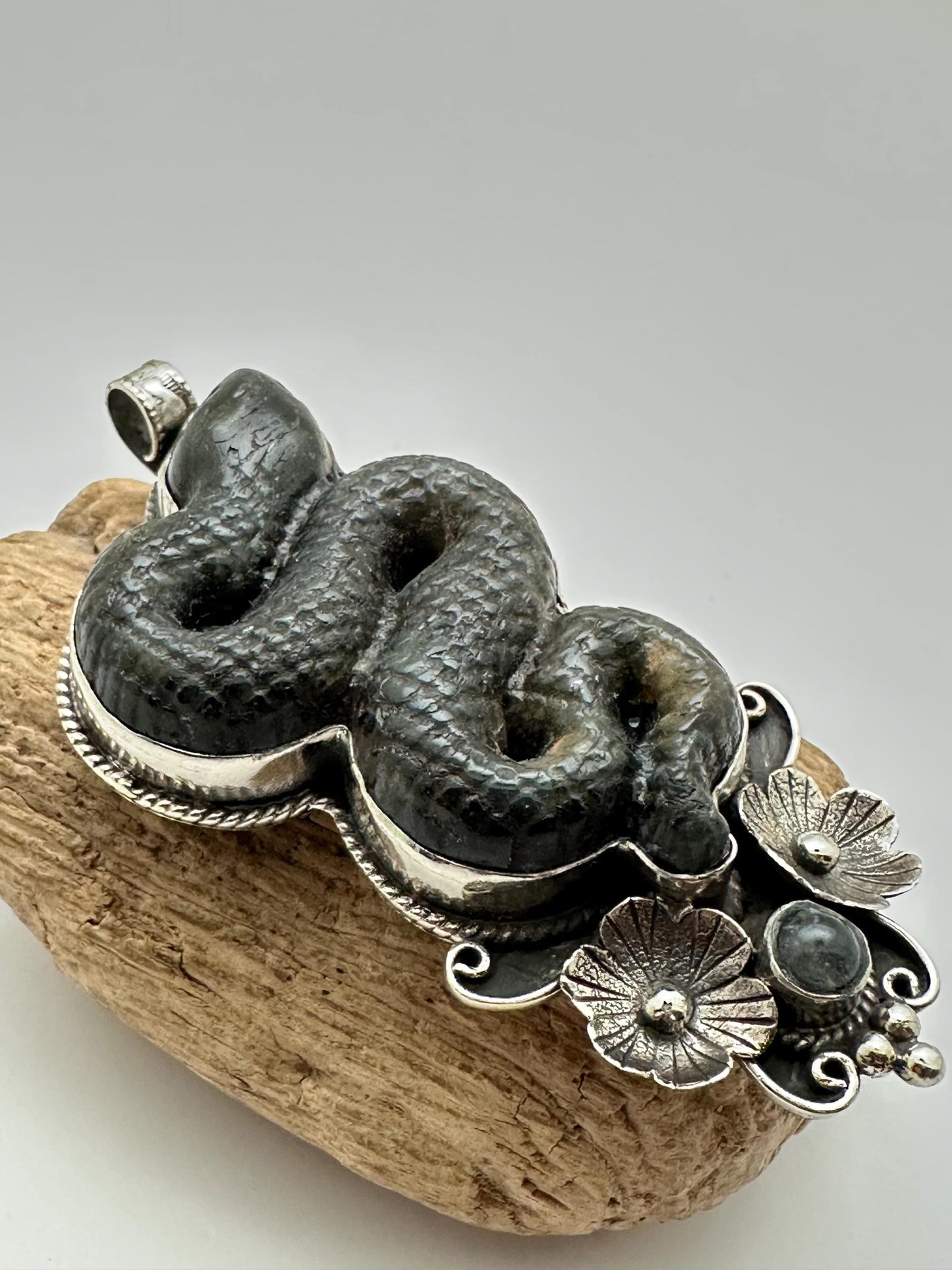 carved labradorite Snake Pendant, Floral Tibetan Repoussé Silver, Handcrafted, Nepal, 88.5mmX31mm, weighs about 57gm