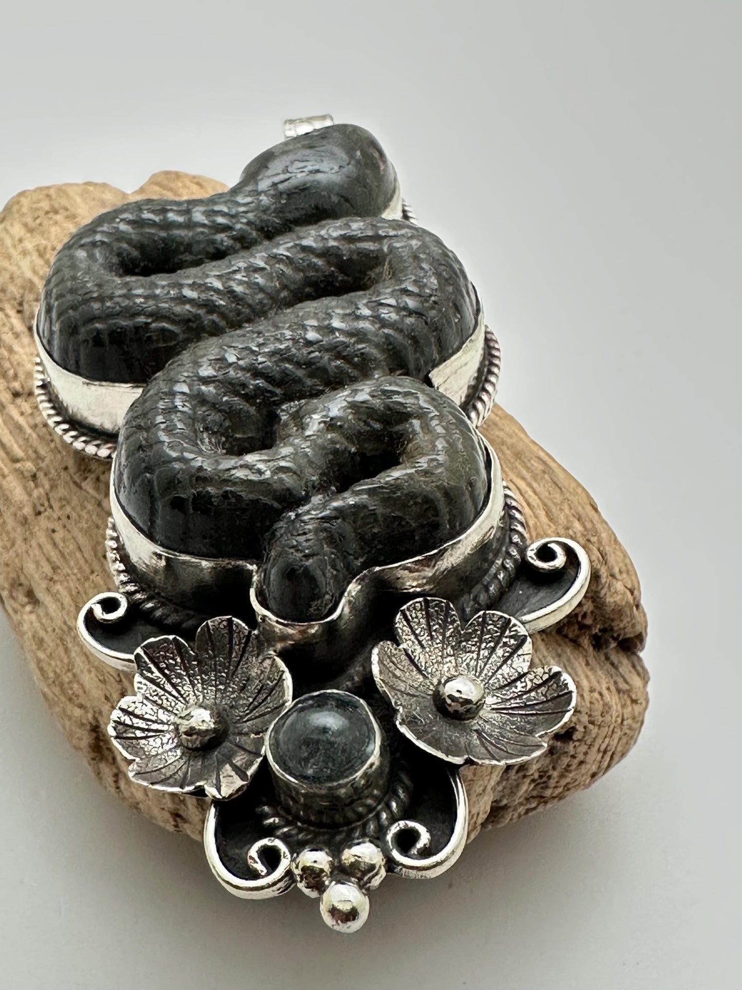 carved labradorite Snake Pendant, Floral Tibetan Repoussé Silver, Handcrafted, Nepal, 88.5mmX31mm, weighs about 57gm