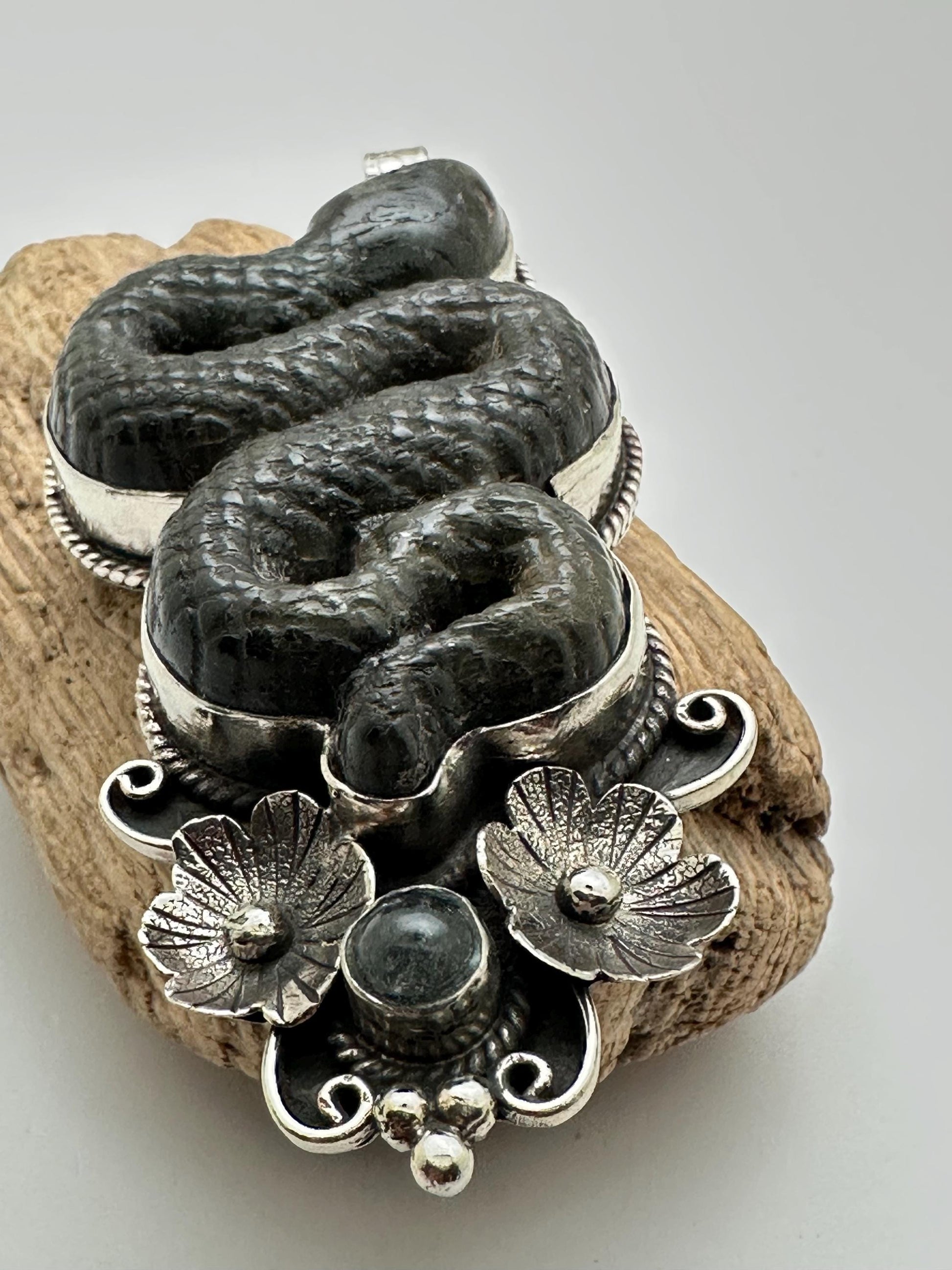 carved labradorite Snake Pendant, Floral Tibetan Repoussé Silver, Handcrafted, Nepal, 88.5mmX31mm, weighs about 57gm