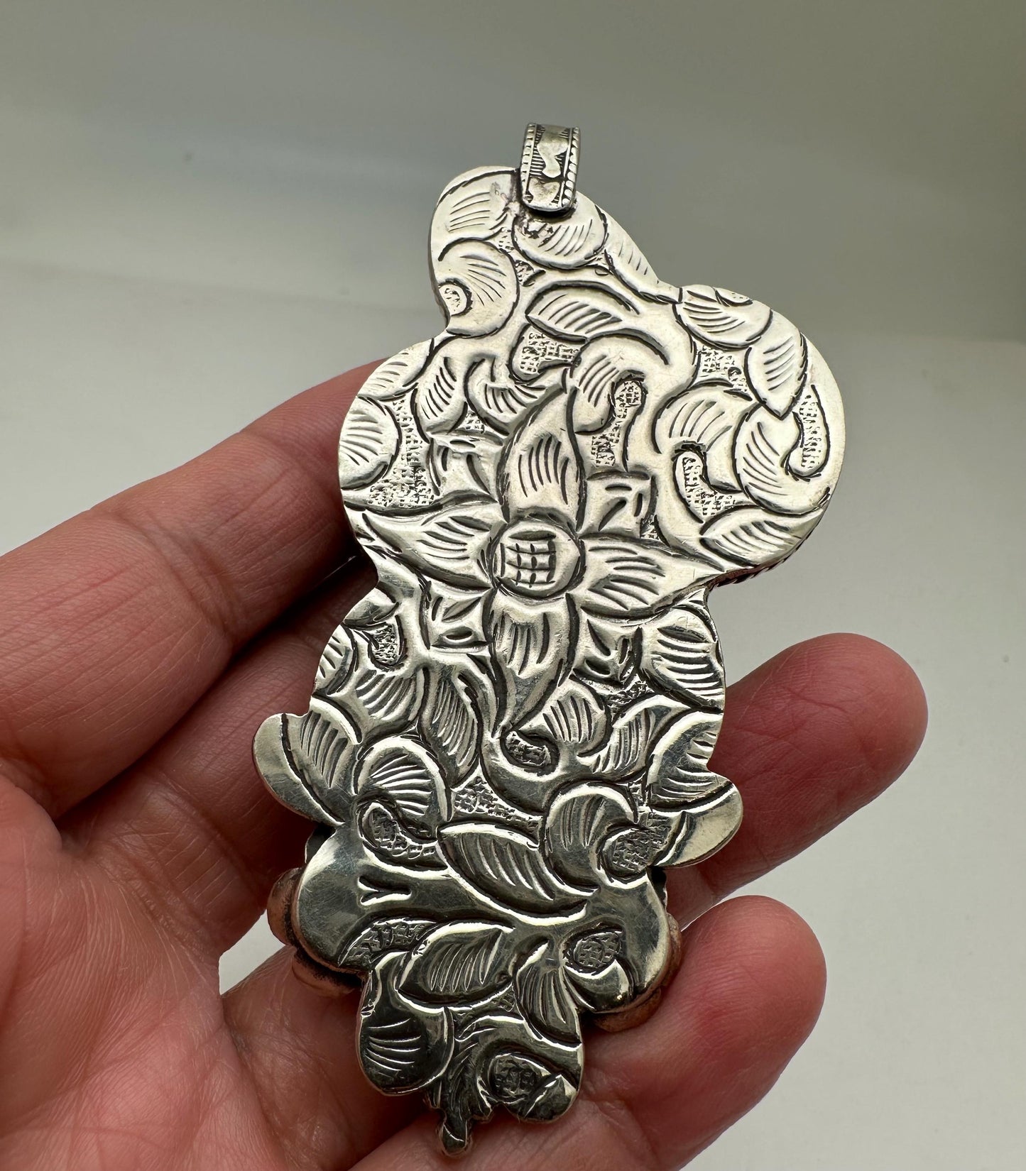 carved labradorite Snake Pendant, Floral Tibetan Repoussé Silver, Handcrafted, Nepal, 88.5mmX31mm, weighs about 57gm