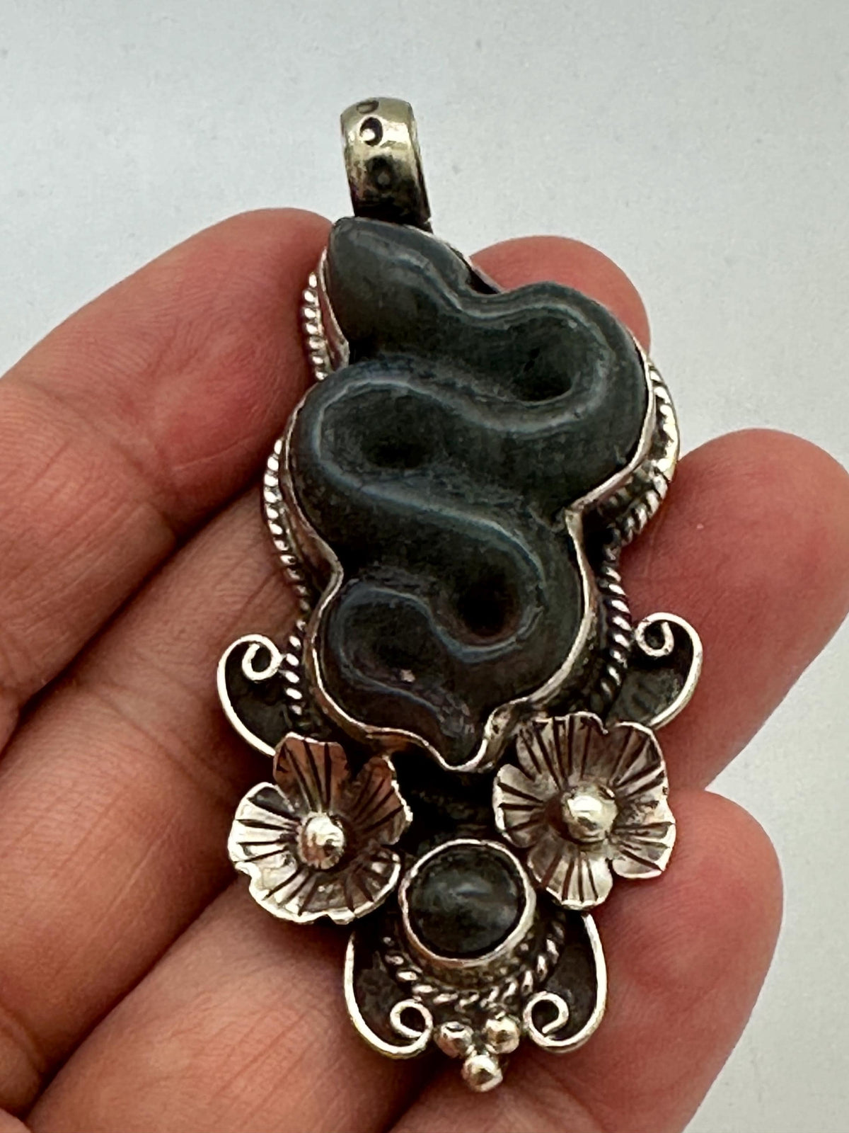 Hand-Carved labradorite Snake Pendant ,Tibetan Silver Flower Serpent Necklace,set with labradorite, 60.9X21.8mm
