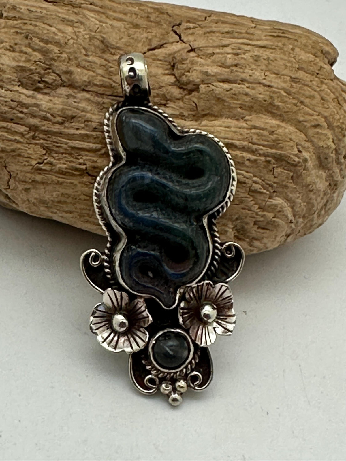 Hand-Carved labradorite Snake Pendant ,Tibetan Silver Flower Serpent Necklace,set with labradorite, 60.9X21.8mm