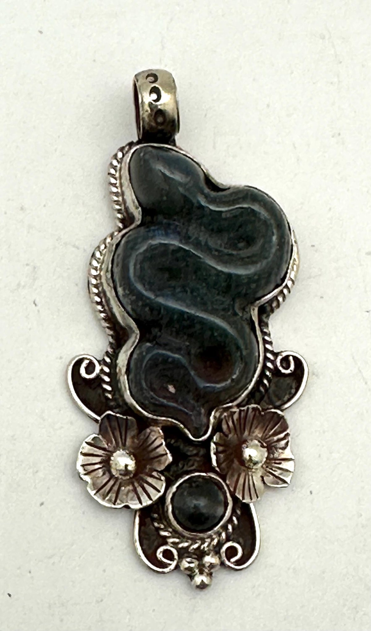 Hand-Carved labradorite Snake Pendant ,Tibetan Silver Flower Serpent Necklace,set with labradorite, 60.9X21.8mm
