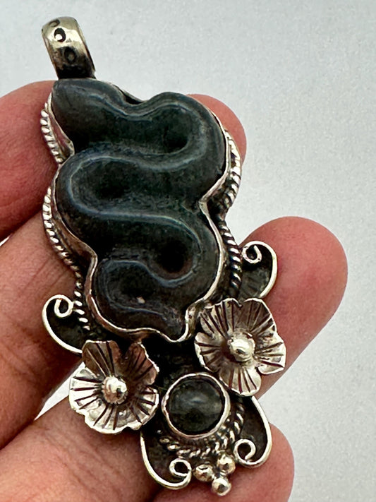 Hand-Carved labradorite Snake Pendant ,Tibetan Silver Flower Serpent Necklace,set with labradorite, 60.9X21.8mm