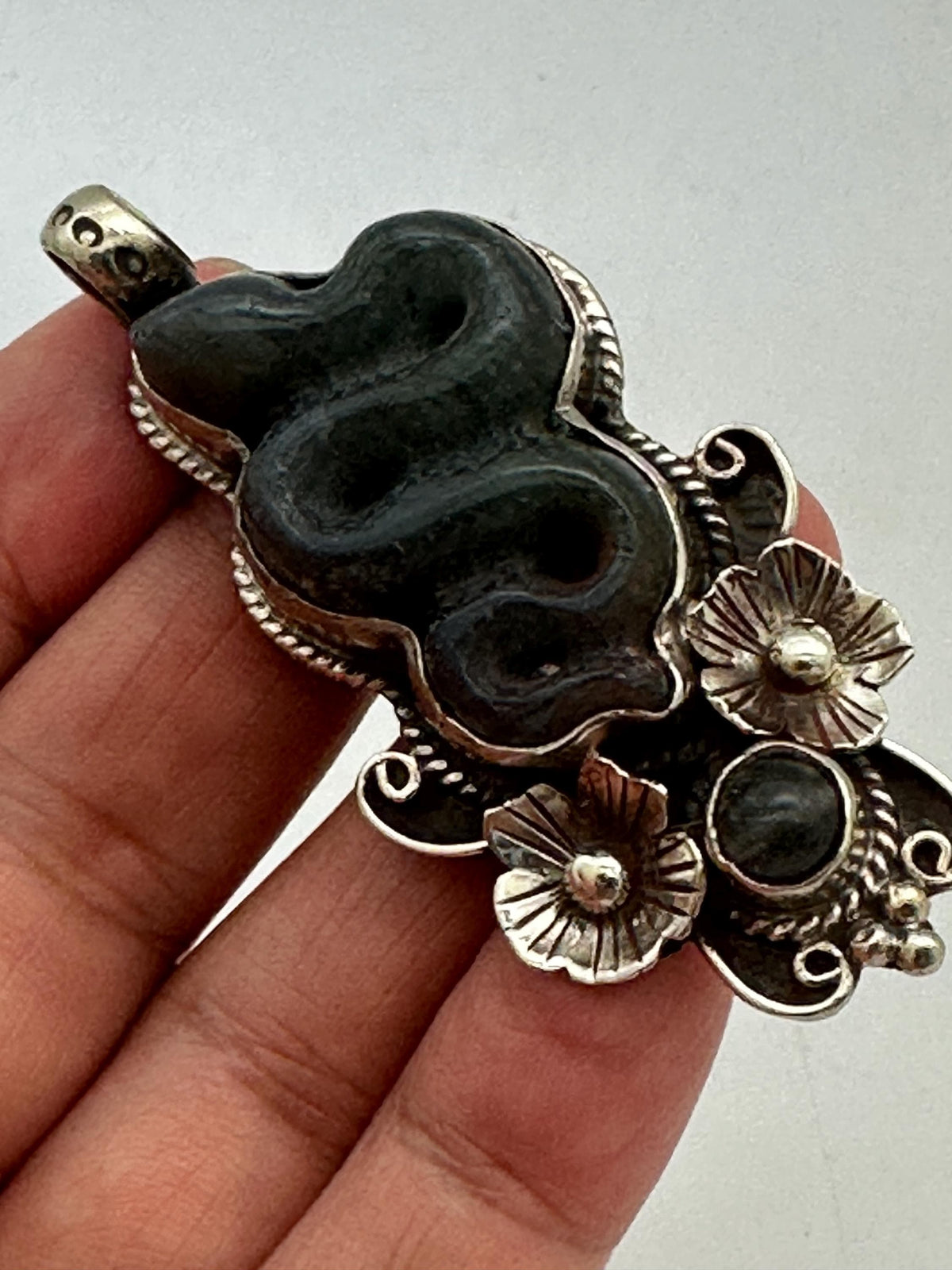 Hand-Carved labradorite Snake Pendant ,Tibetan Silver Flower Serpent Necklace,set with labradorite, 60.9X21.8mm