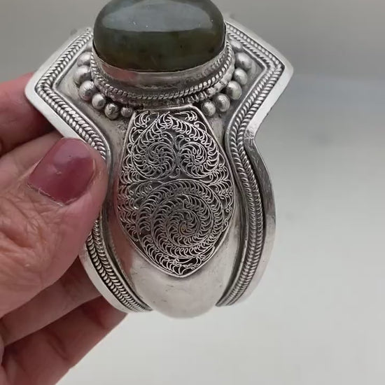 Bangle,filgree bangle in sterling silver, set with labradorite, handcrafted,Nepalese