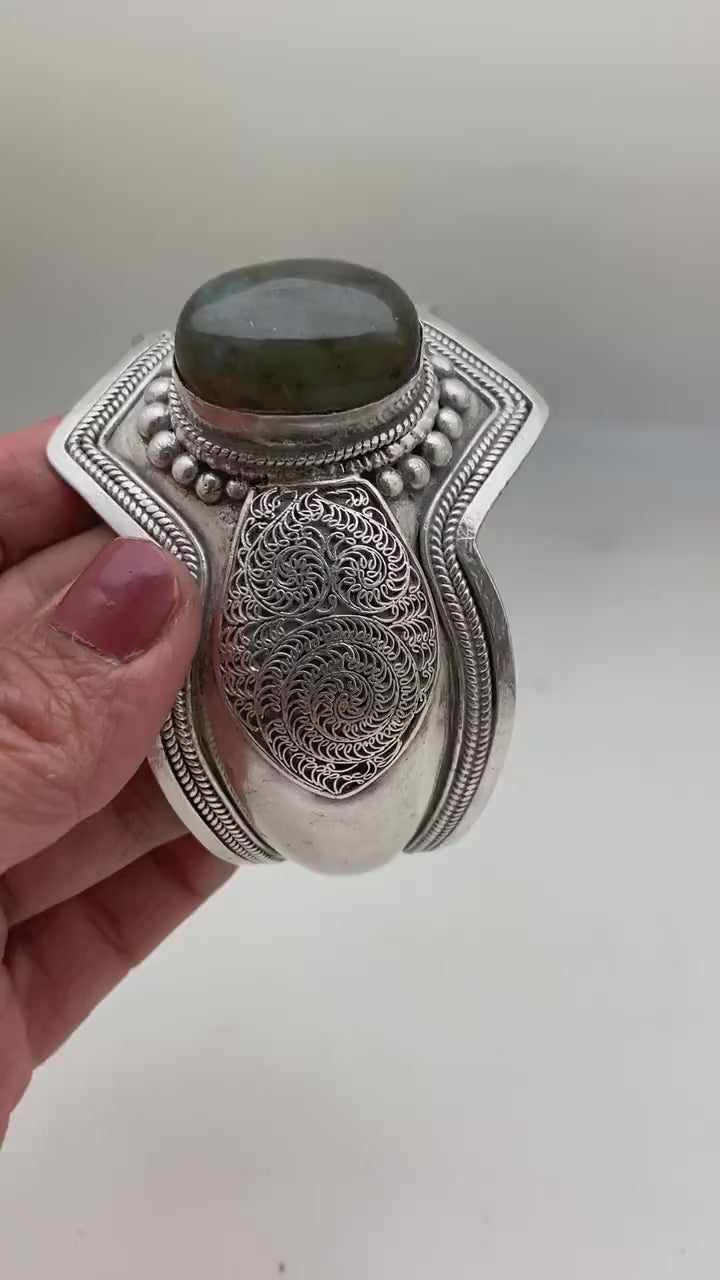 Bangle,filgree bangle in sterling silver, set with labradorite, handcrafted,Nepalese